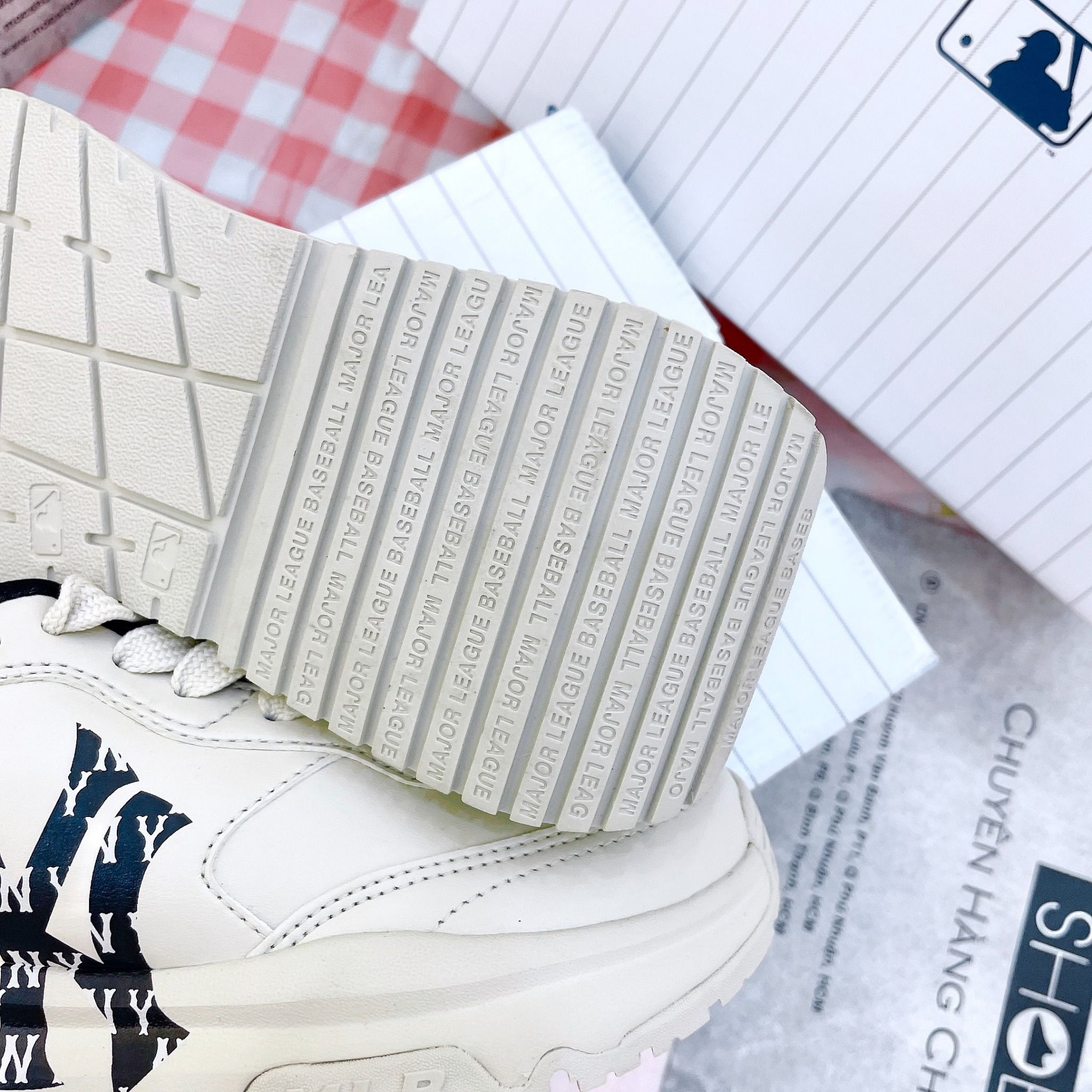 1401 - HÀNG CHÍNH HÃNG - GIÀY MLB CHUNKY RUNNER CLASSIC MONOGRAM NEW YORK YANKEES - TRẮNG/ĐEN - CODE: 3ASHRJ13N