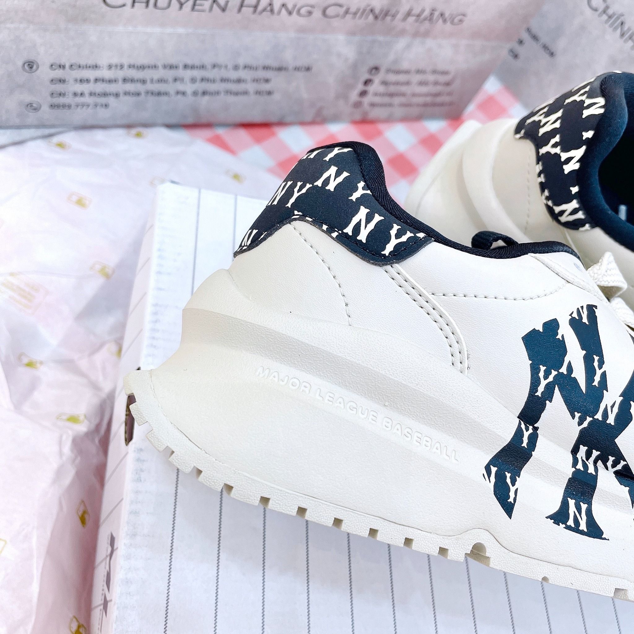 1401 - HÀNG CHÍNH HÃNG - GIÀY MLB CHUNKY RUNNER CLASSIC MONOGRAM NEW YORK YANKEES - TRẮNG/ĐEN - CODE: 3ASHRJ13N