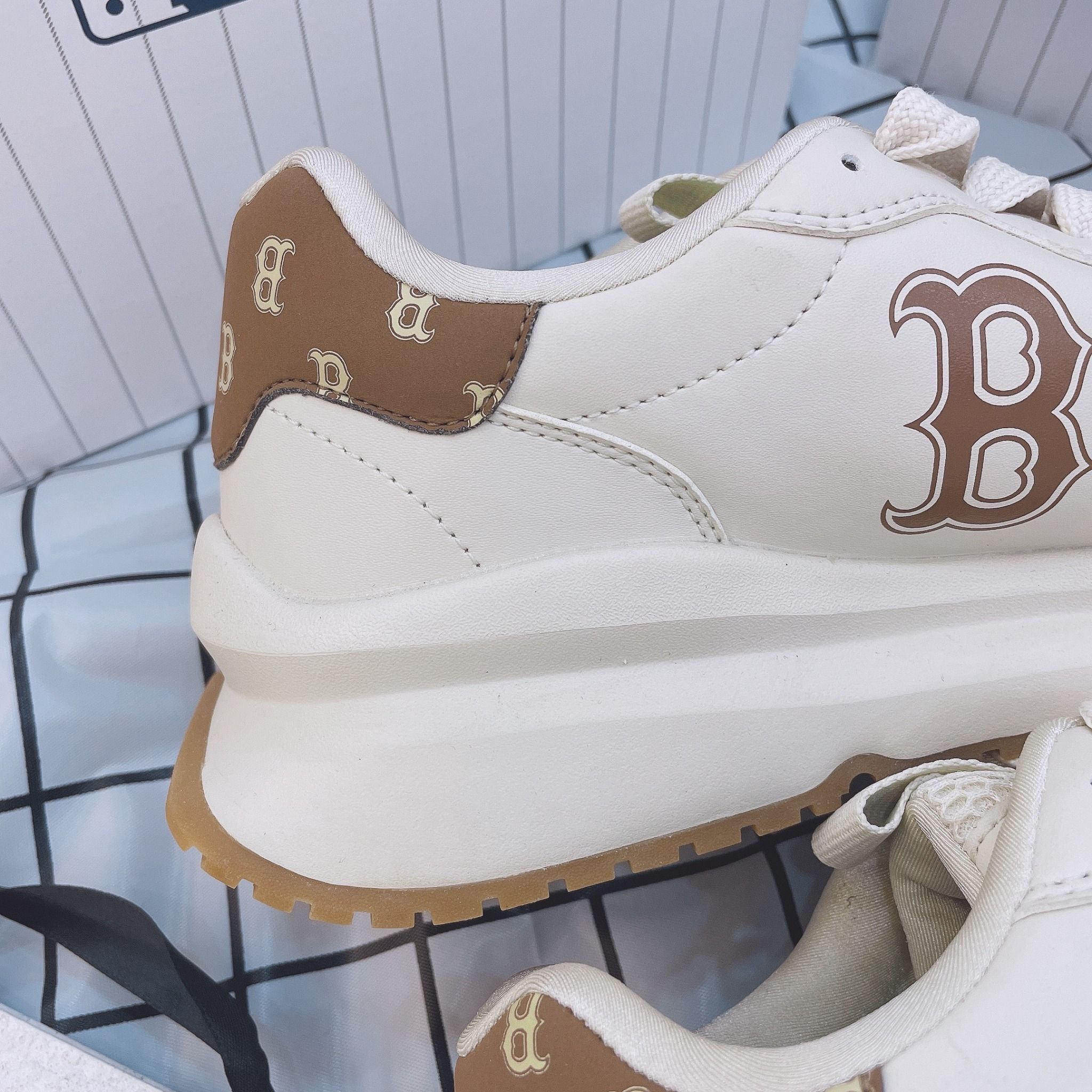 1404 - HÀNG CHÍNH HÃNG - GIÀY MLB CHUNKY RUNNER CLASSIC MONOGRAM BOSTON RED SOX - TRẮNG ĐẾ GUM - CODE: 3ASHRJ13N