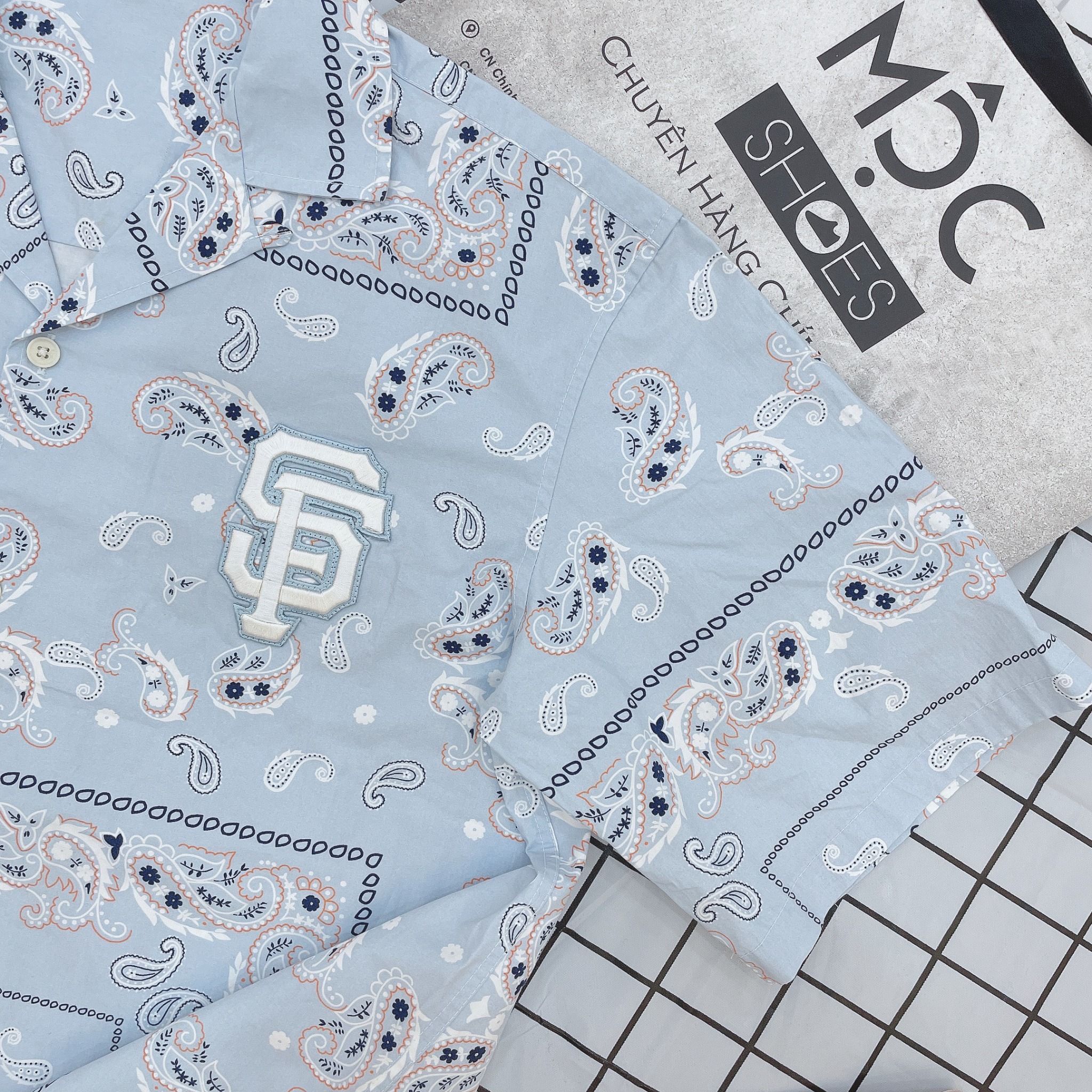 1409 - HÀNG CHÍNH HÃNG - ÁO SƠ MI MLB PAISLEY BALCK LOGO SHORT - SLEEVED SHIRT SAN FRANCISCO GIANTS - *BLUE* - CODE: 31WSH3131-14S