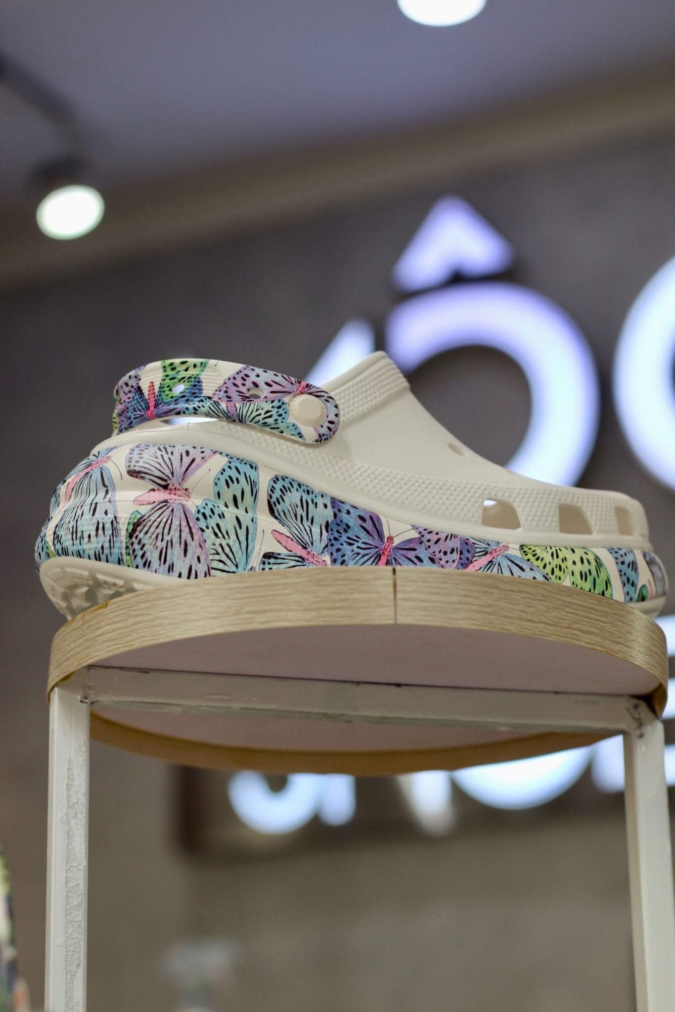 1385 - HÀNG CHÍNH HÃNG - GIÀY CLOG UNISEX CROCS CRUSH BUTTERFLY WHITE CLASSIC *ĐẾ CAO* - TRẮNG - CODE : 208258-94S