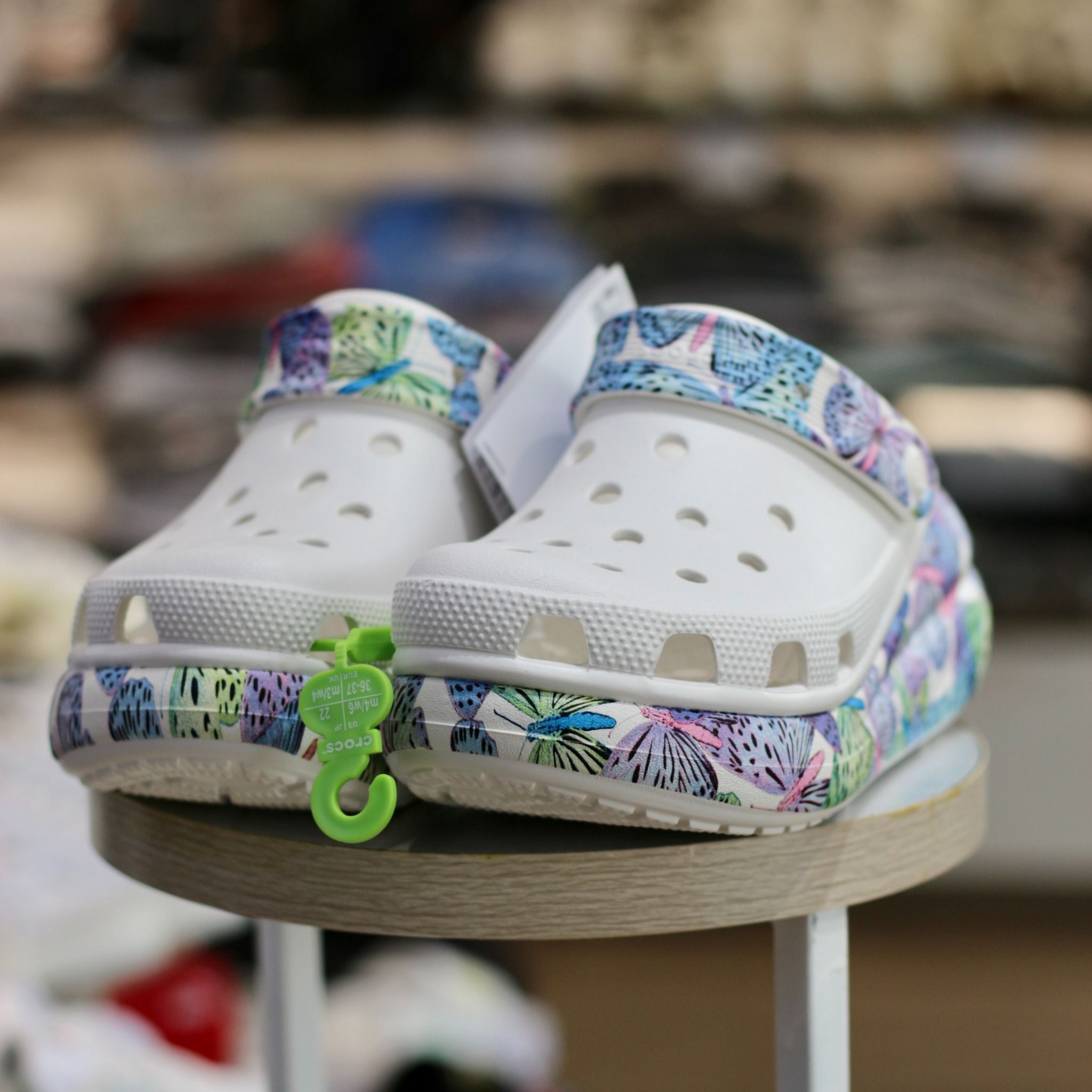 1385 - HÀNG CHÍNH HÃNG - GIÀY CLOG UNISEX CROCS CRUSH BUTTERFLY WHITE CLASSIC *ĐẾ CAO* - TRẮNG - CODE : 208258-94S