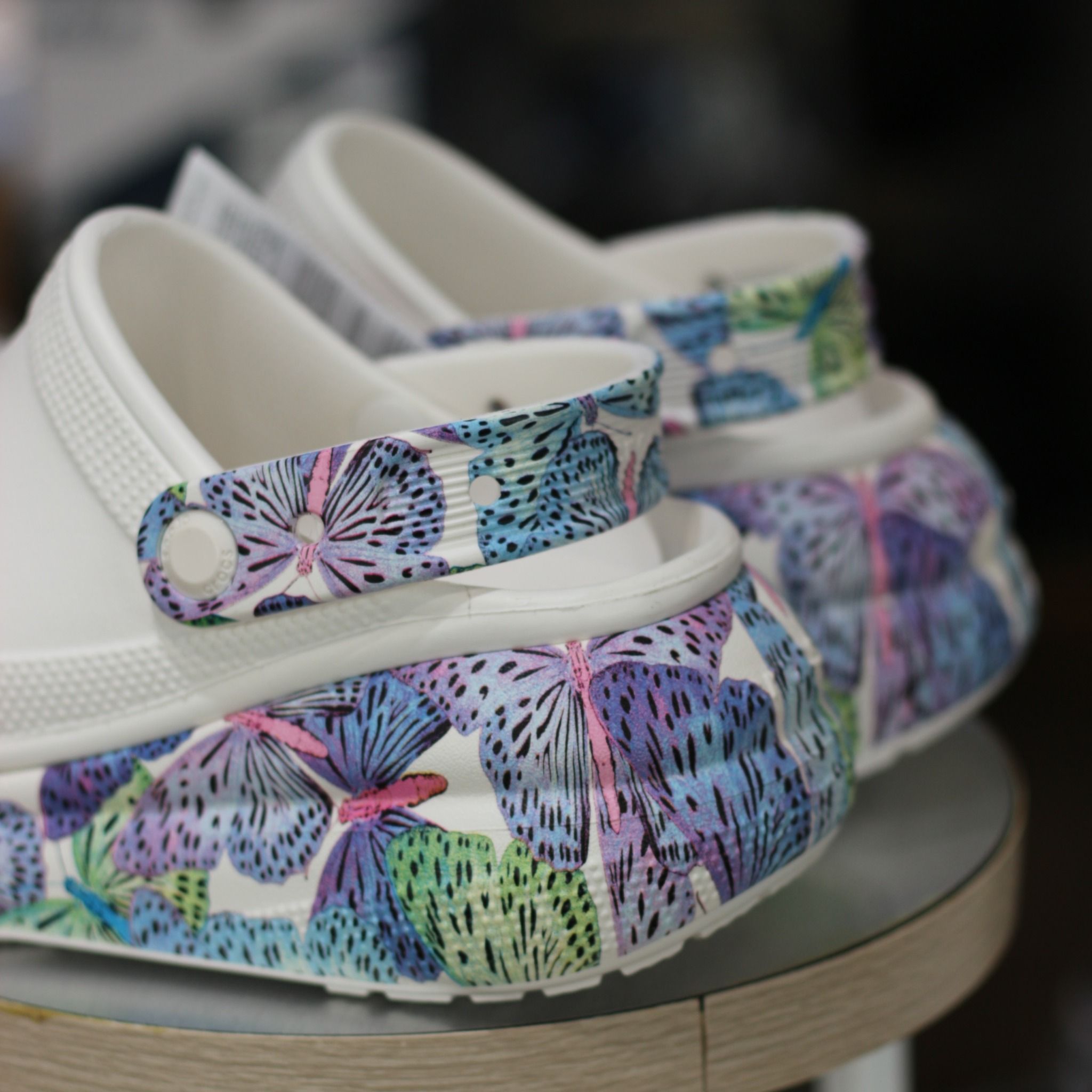 1385 - HÀNG CHÍNH HÃNG - GIÀY CLOG UNISEX CROCS CRUSH BUTTERFLY WHITE CLASSIC *ĐẾ CAO* - TRẮNG - CODE : 208258-94S