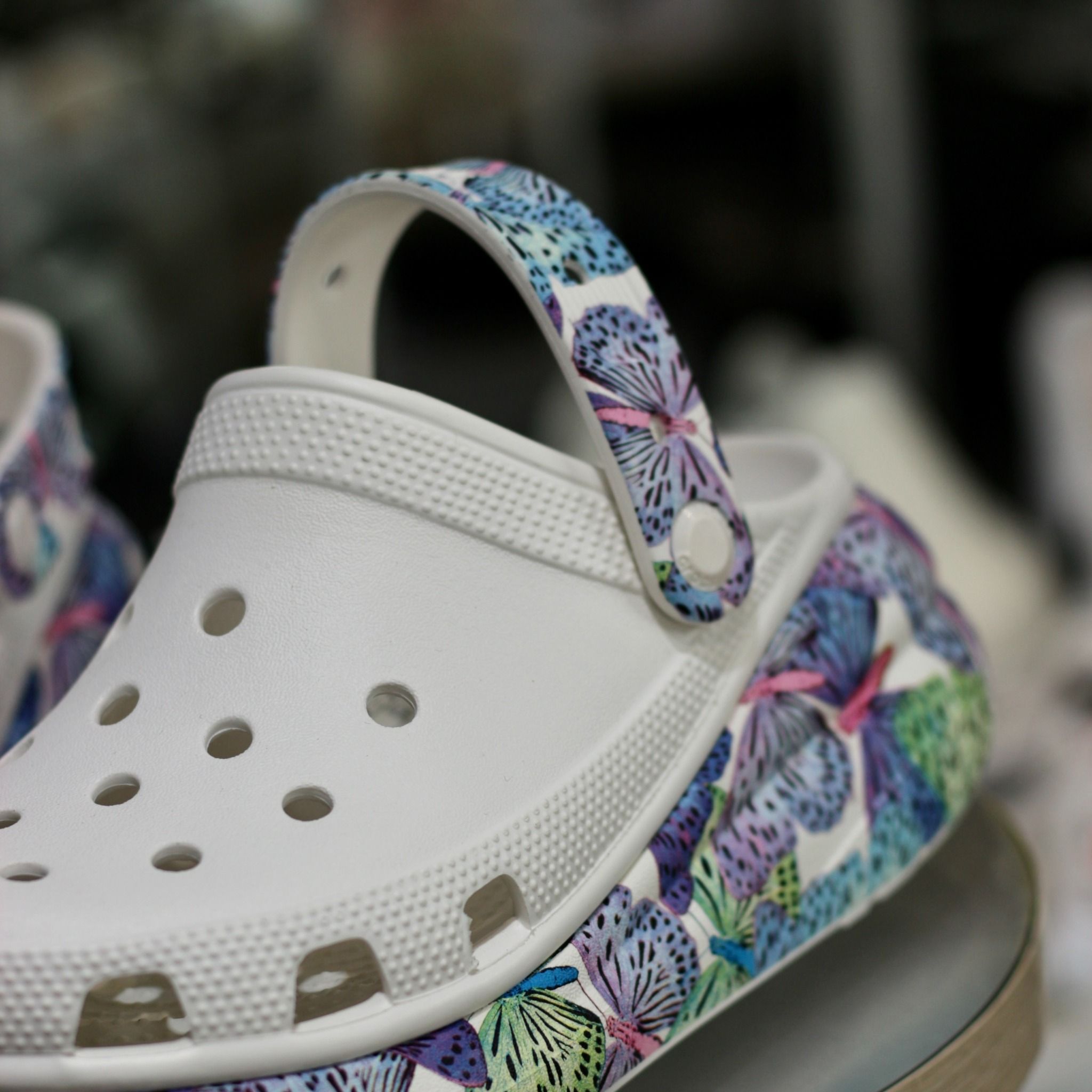 1385 - HÀNG CHÍNH HÃNG - GIÀY CLOG UNISEX CROCS CRUSH BUTTERFLY WHITE CLASSIC *ĐẾ CAO* - TRẮNG - CODE : 208258-94S