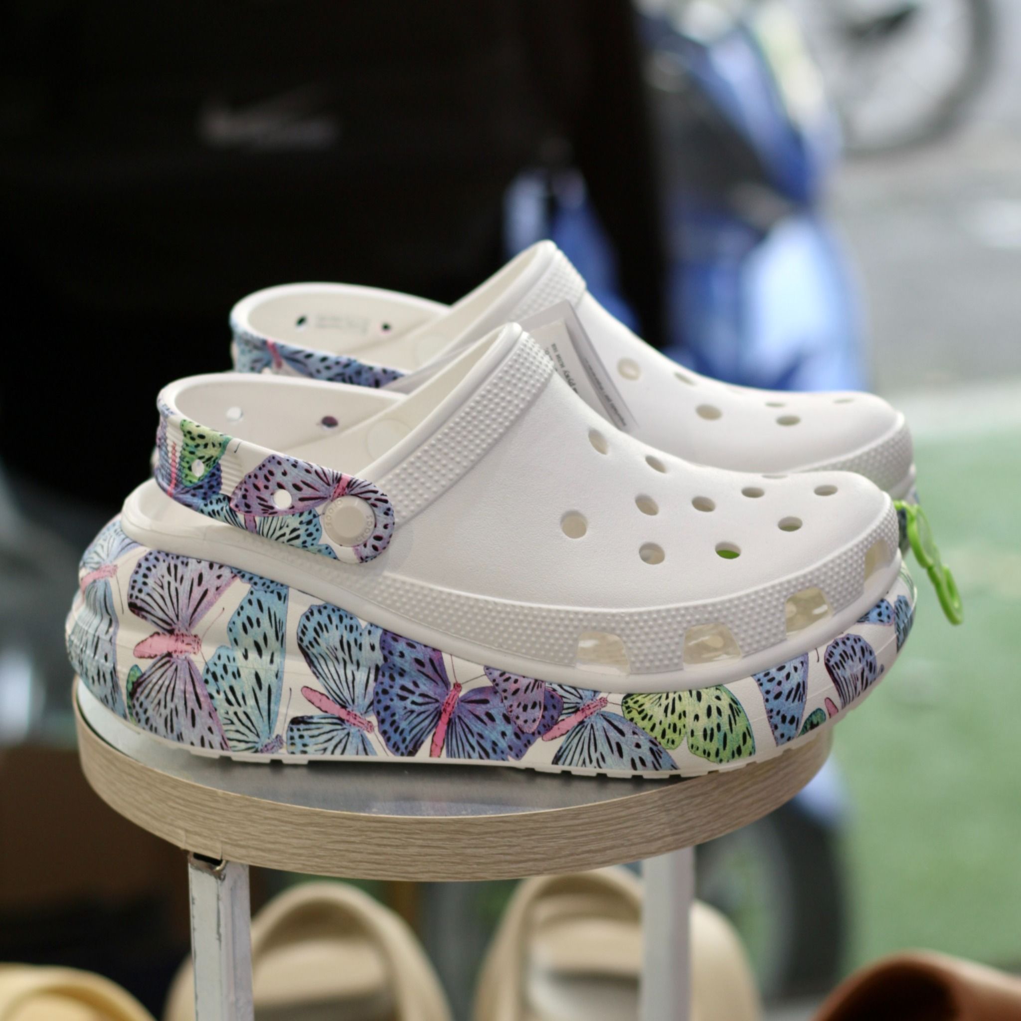 1385 - HÀNG CHÍNH HÃNG - GIÀY CLOG UNISEX CROCS CRUSH BUTTERFLY WHITE CLASSIC *ĐẾ CAO* - TRẮNG - CODE : 208258-94S