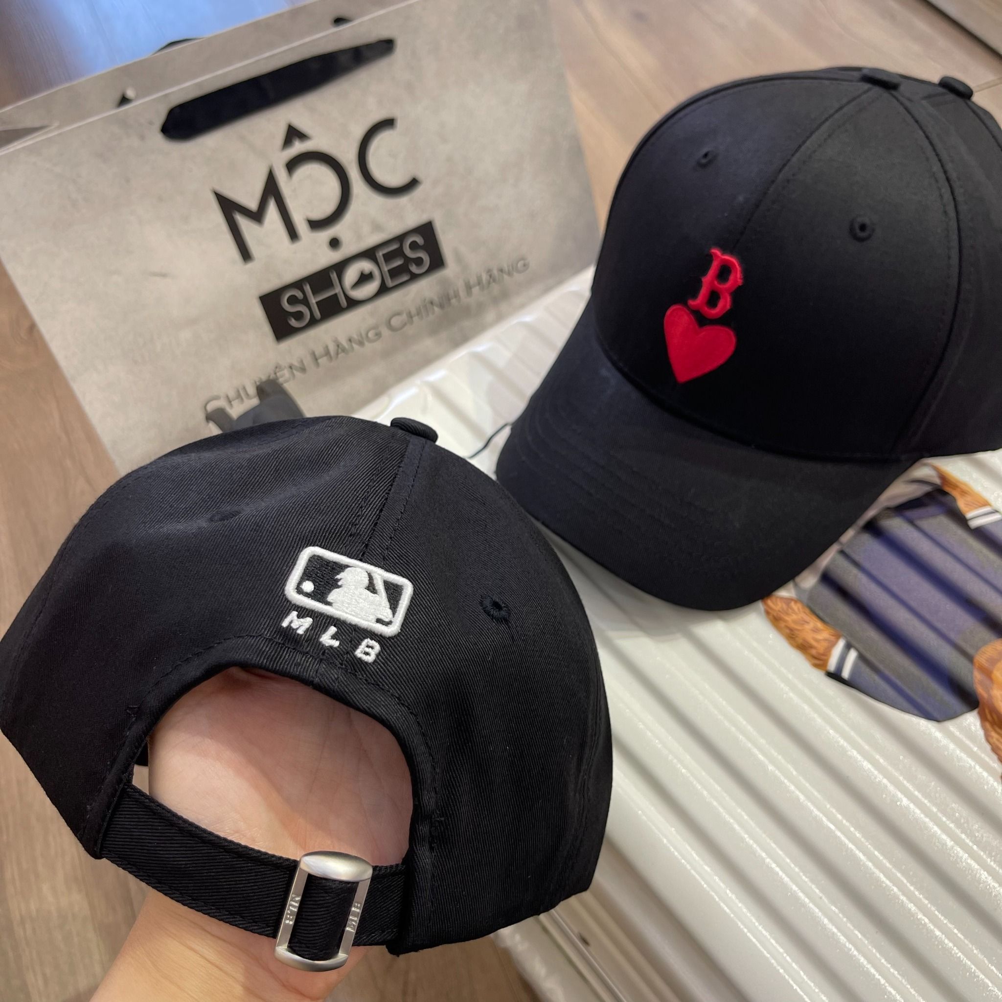 1514 - HÀNG CHÍNH HÃNG - Mũ - Nón Lưỡi Trai MLB *LOGO B TIM ĐỎ* - ĐEN - AUTHENTIC 100%