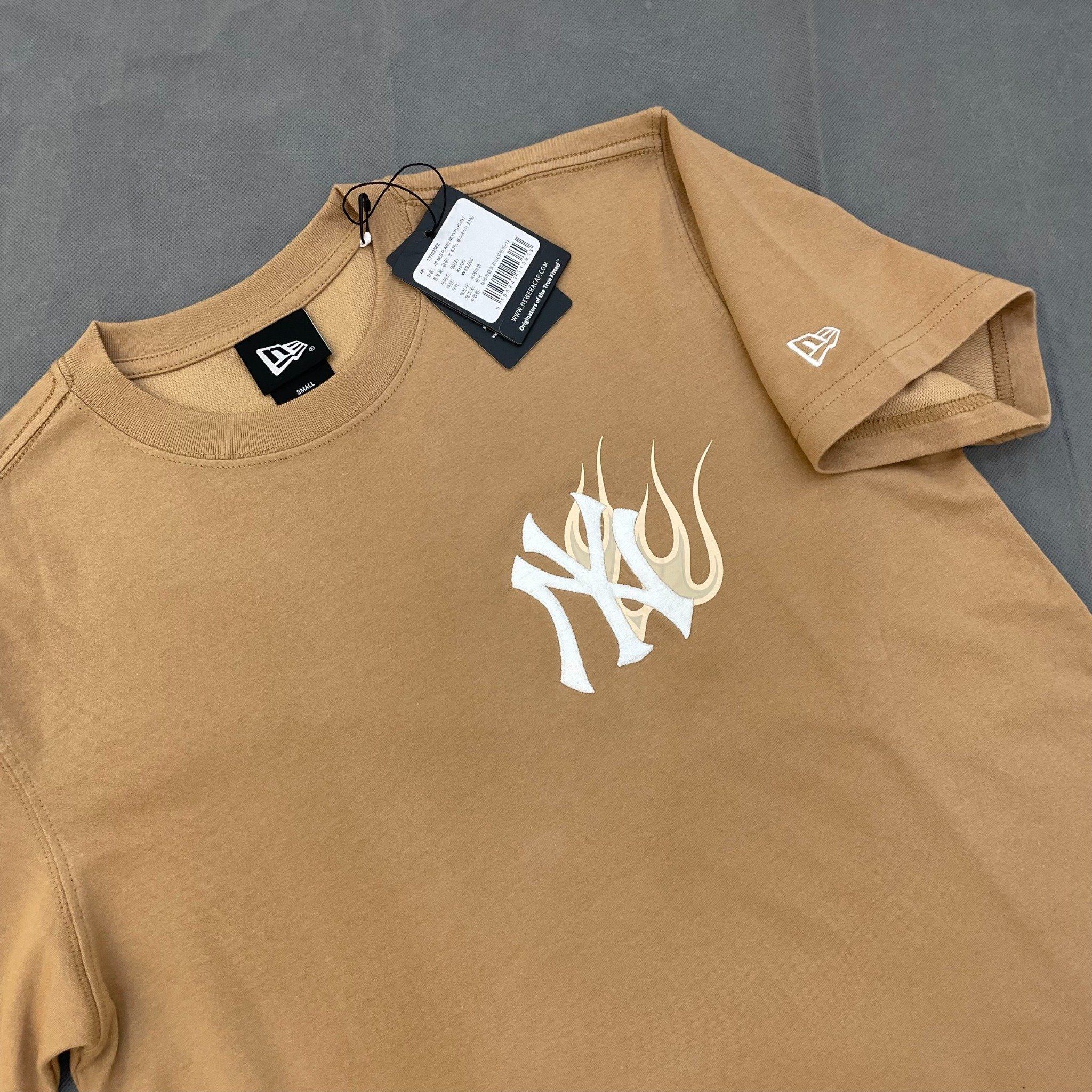 1538 - HÀNG CHÍNH HÃNG - ÁO NEW ERA - NEW YORK YANKEES FLAME KHAKI SHORT SLEEVE T-SHIRT - BE - CODE: 13702568