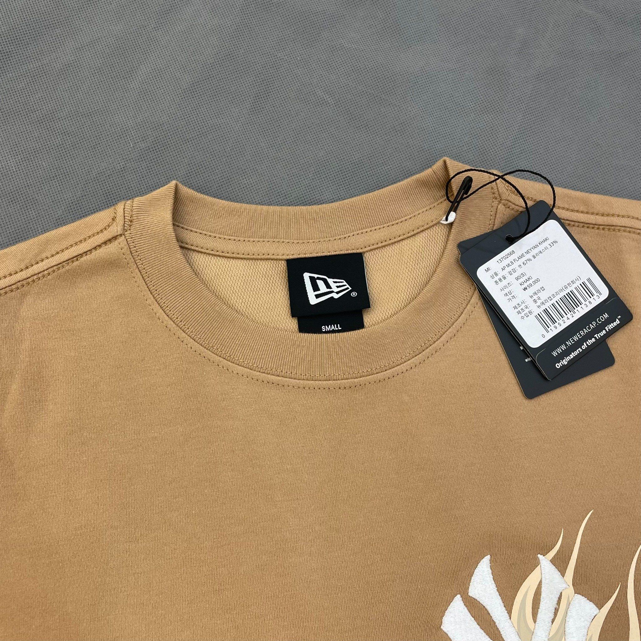 1538 - HÀNG CHÍNH HÃNG - ÁO NEW ERA - NEW YORK YANKEES FLAME KHAKI SHORT SLEEVE T-SHIRT - BE - CODE: 13702568