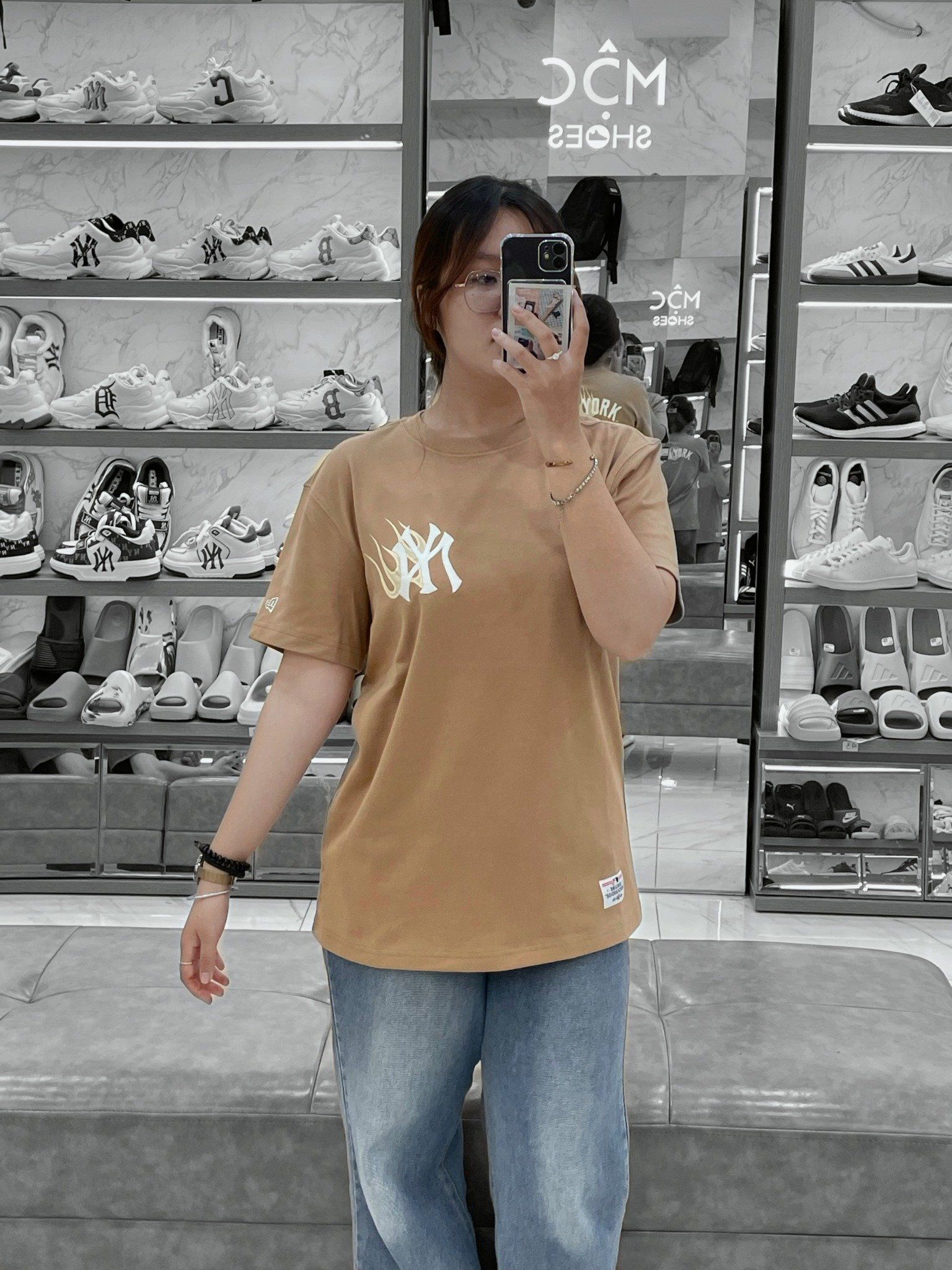 1538 - HÀNG CHÍNH HÃNG - ÁO NEW ERA - NEW YORK YANKEES FLAME KHAKI SHORT SLEEVE T-SHIRT - BE - CODE: 13702568