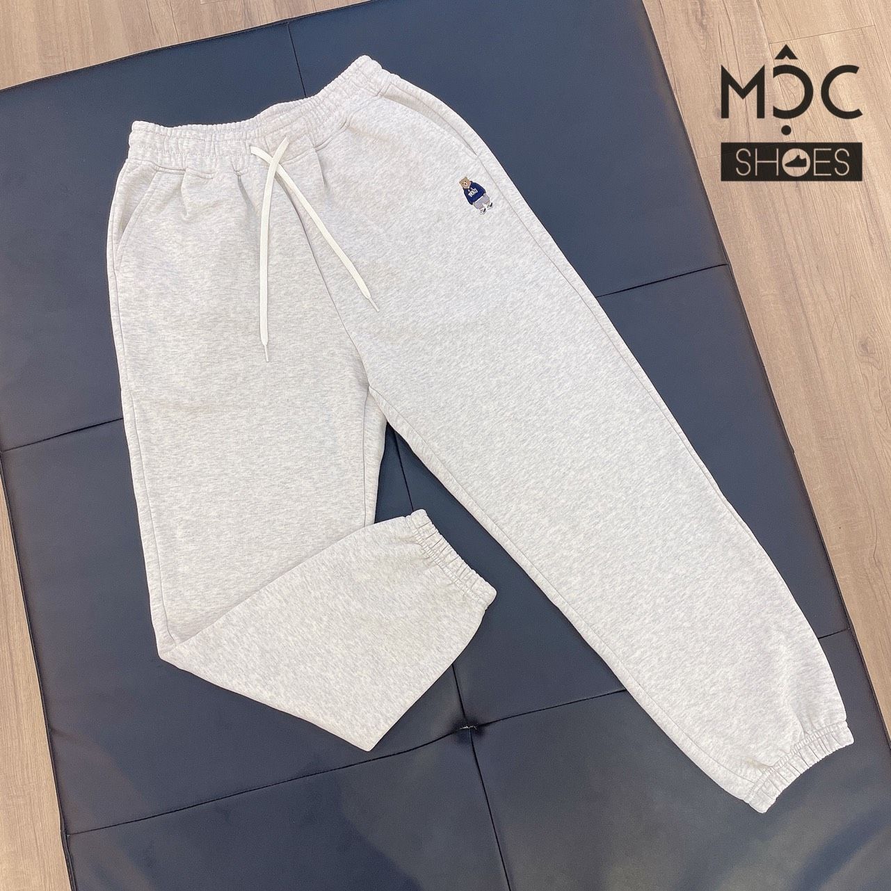 1588 - HÀNG CHÍNH HÃNG - QUẦN WHO.AU - NỈ WHO.AU STEVE HÌNH GẤU - XÁM TRẮNG - CODE: WHTMC4T31U
