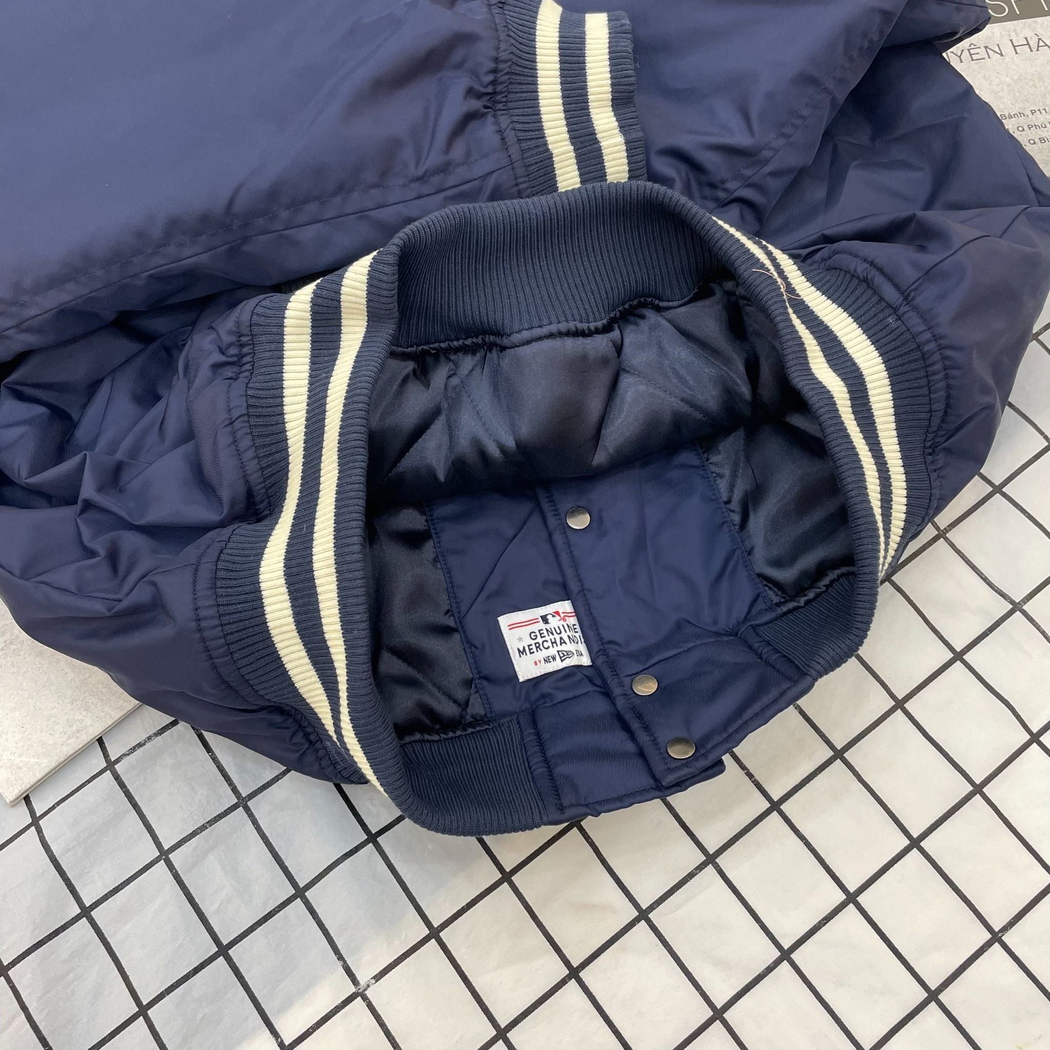 1606 - HÀNG CHÍNH HÃNG - ÁO KHOÁC BOMBER PHAO NEW ERA YANKEES - NAVY - CODE: 13781135