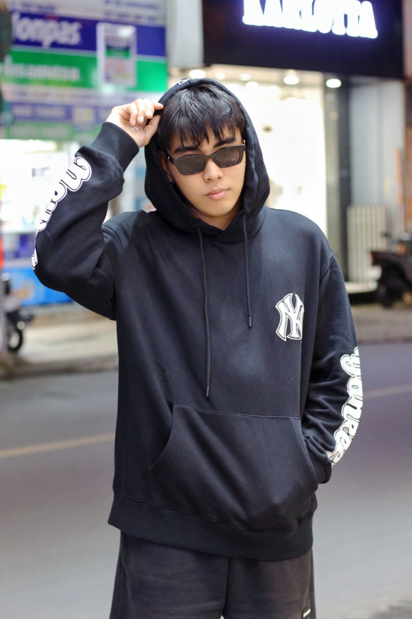 1610 - HÀNG CHÍNH HÃNG - ÁO NỈ OVERFIT CHẢI LÔNG MLB GIANTS TEE - MÀU ĐEN - CODE:31HD53061
