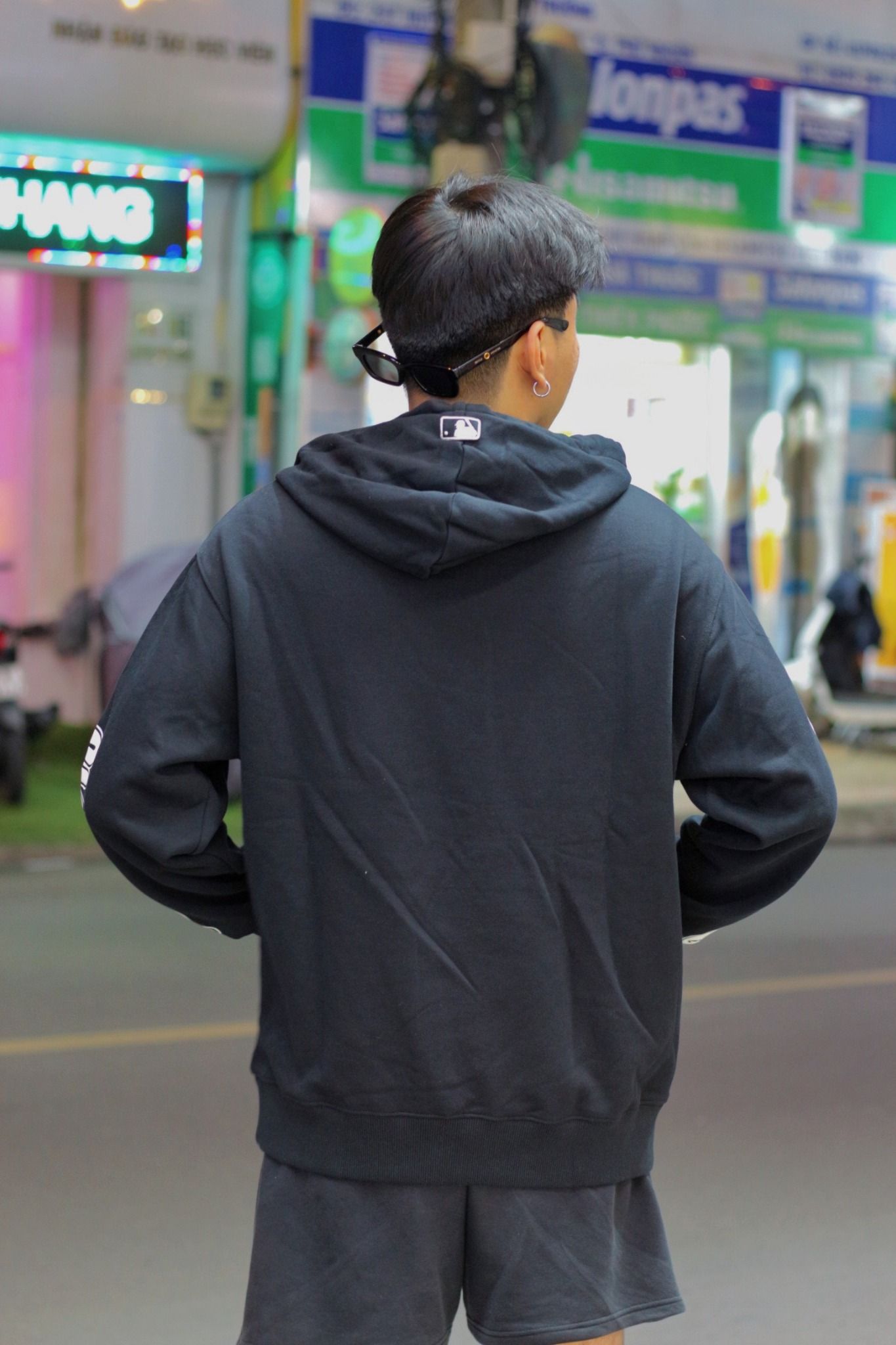 1610 - HÀNG CHÍNH HÃNG - ÁO NỈ OVERFIT CHẢI LÔNG MLB GIANTS TEE - MÀU ĐEN - CODE:31HD53061