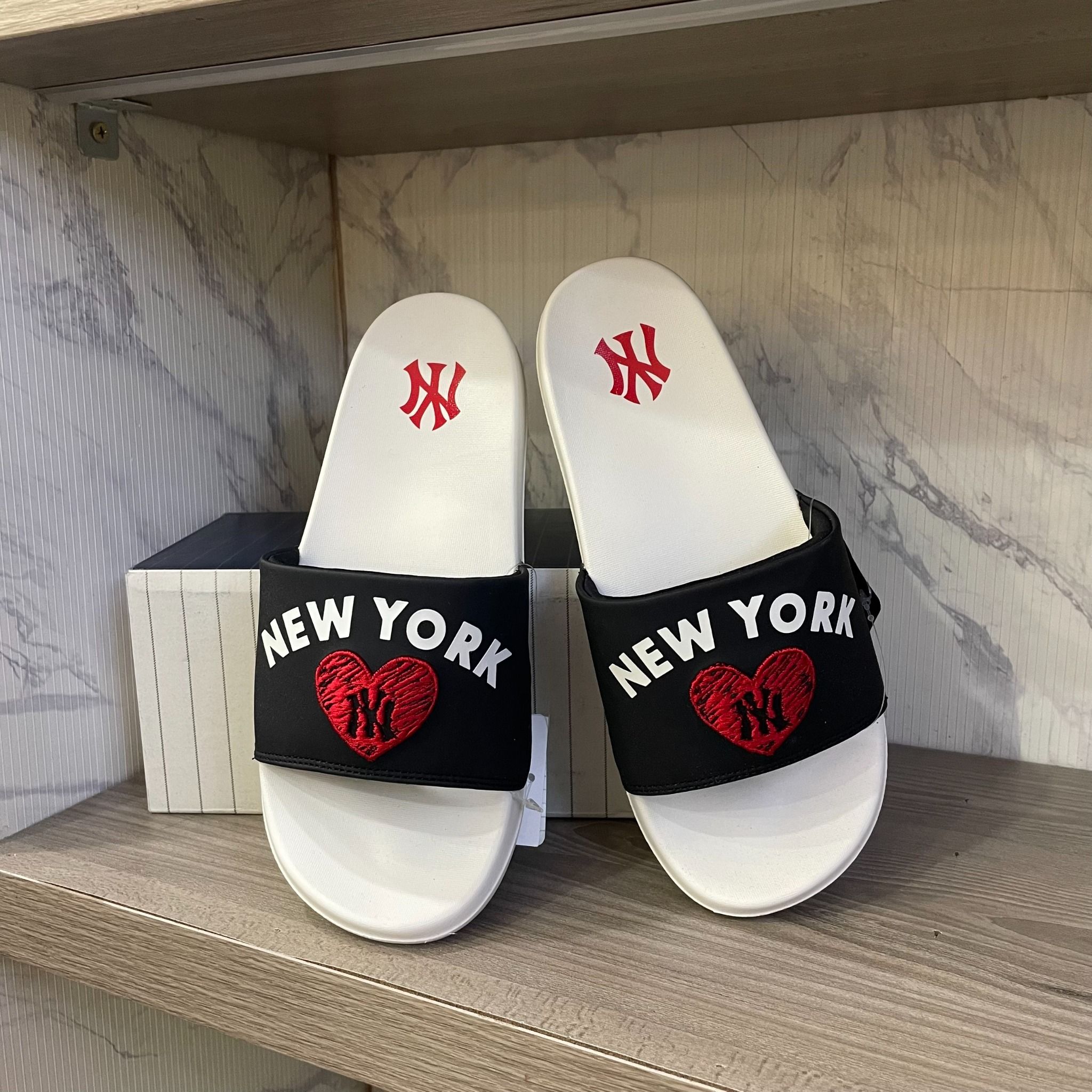 1656 - HÀNG CHÍNH HÃNG - DÉP MLB MOUND HEART NEW YORK YANKEES - CODE: 32SHHH111-50L