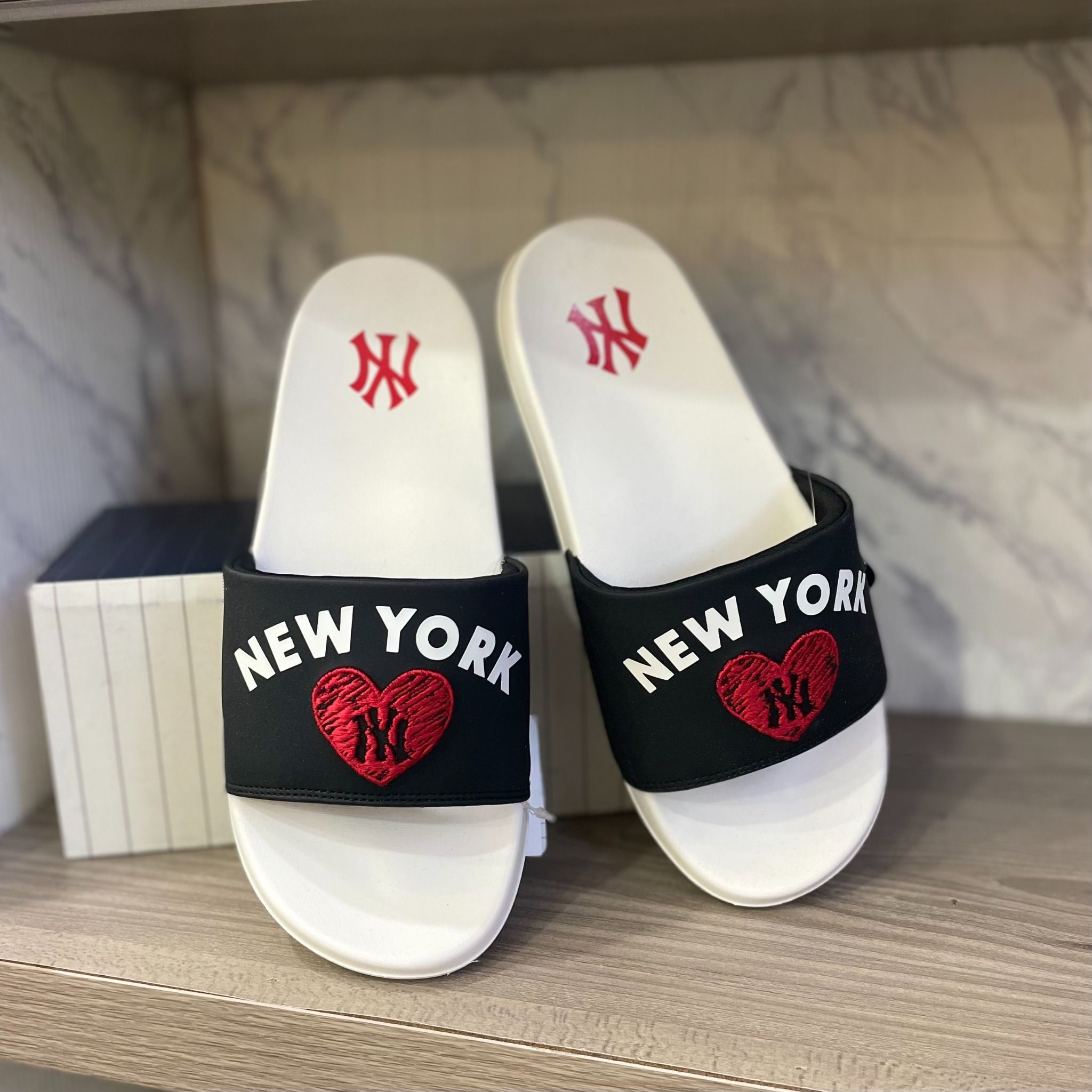 1656 - HÀNG CHÍNH HÃNG - DÉP MLB MOUND HEART NEW YORK YANKEES - CODE: 32SHHH111-50L