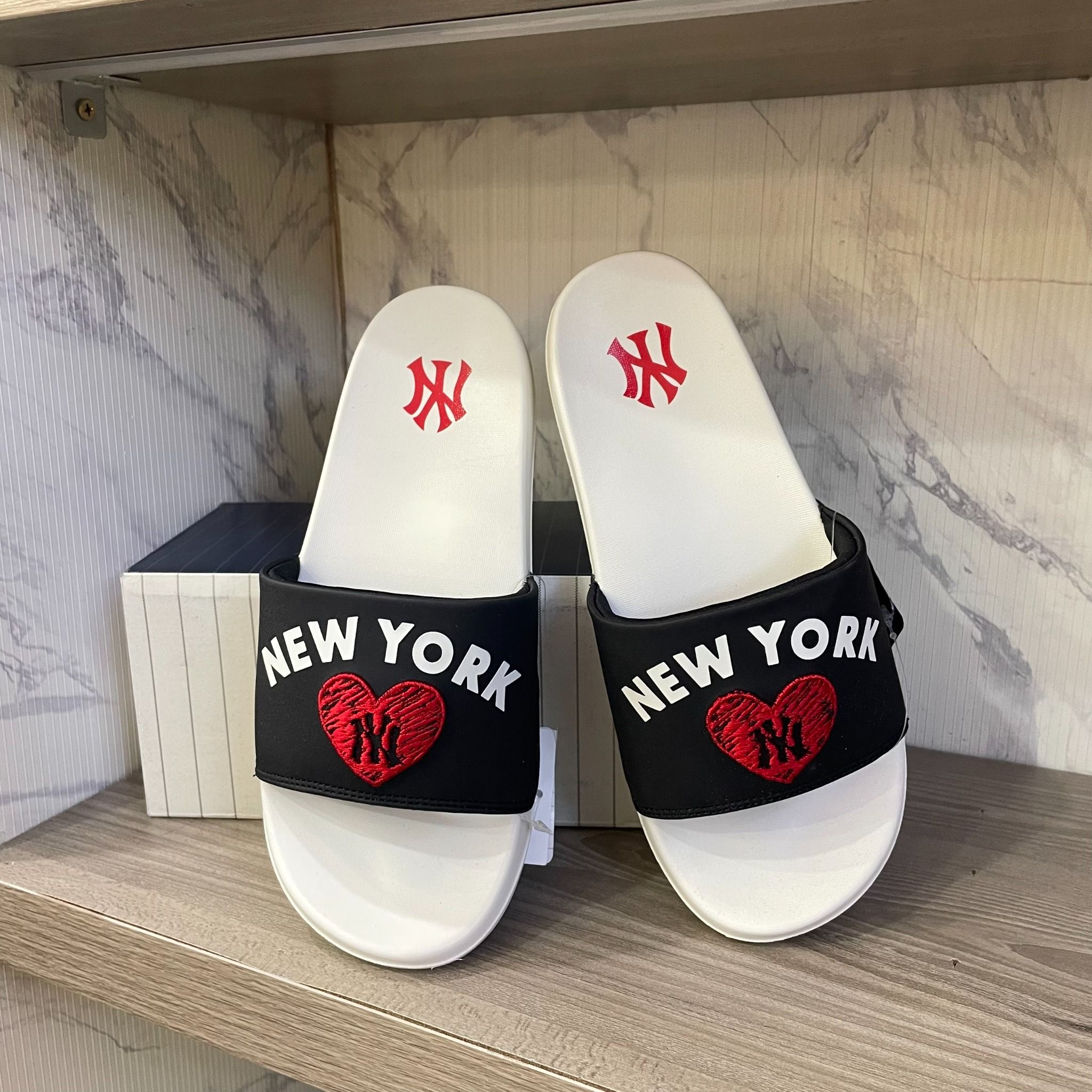 1656 - HÀNG CHÍNH HÃNG - DÉP MLB MOUND HEART NEW YORK YANKEES - CODE: 32SHHH111-50L