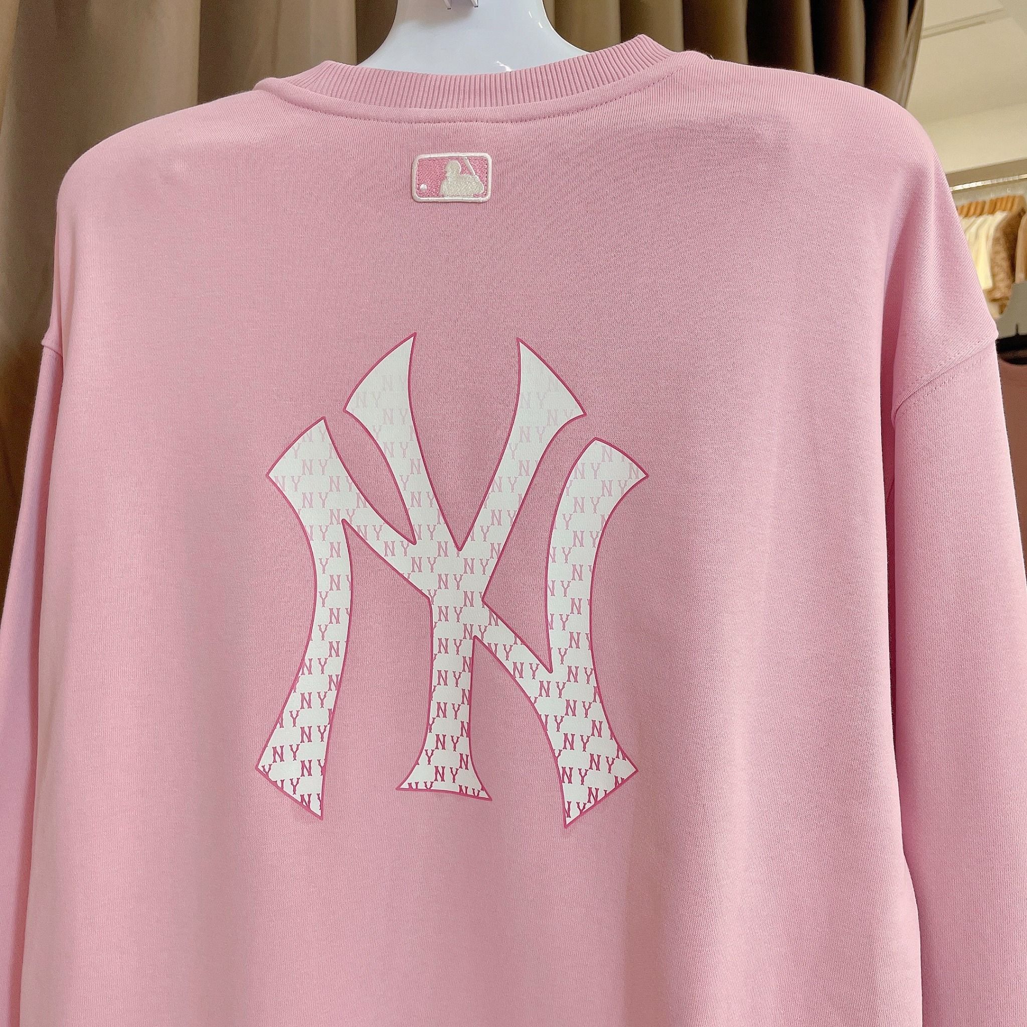 1659 - HÀNG CHÍNH HÃNG - ÁO SWEATER MLB MONOGRAM BIG LUX NY YANKEES - HỒNG - CODE: 3AMTM0234-50PKL