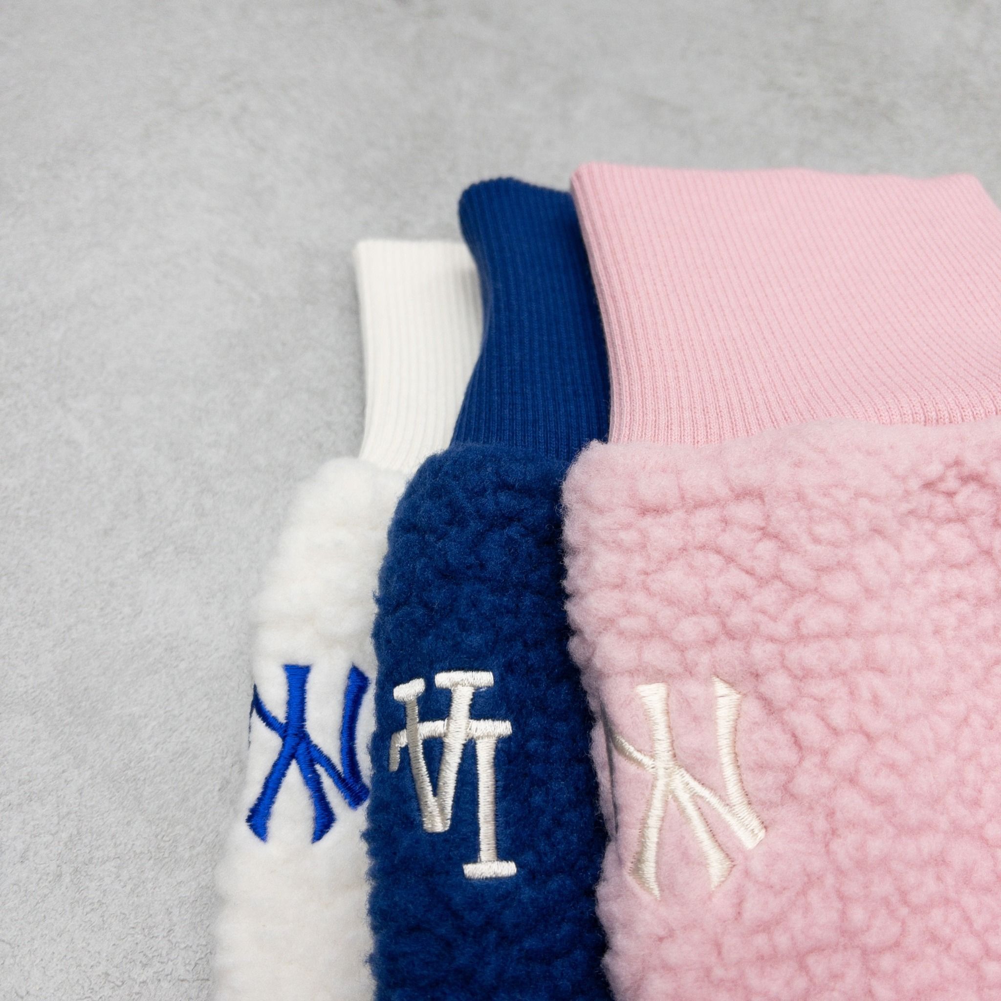 1693 - HÀNG CHÍNH HÃNG - ÁO MLB LIKE SMILE FLEECE MEGA NY YANKEES - PINK - CODE: 3AMTF5516-50PKS