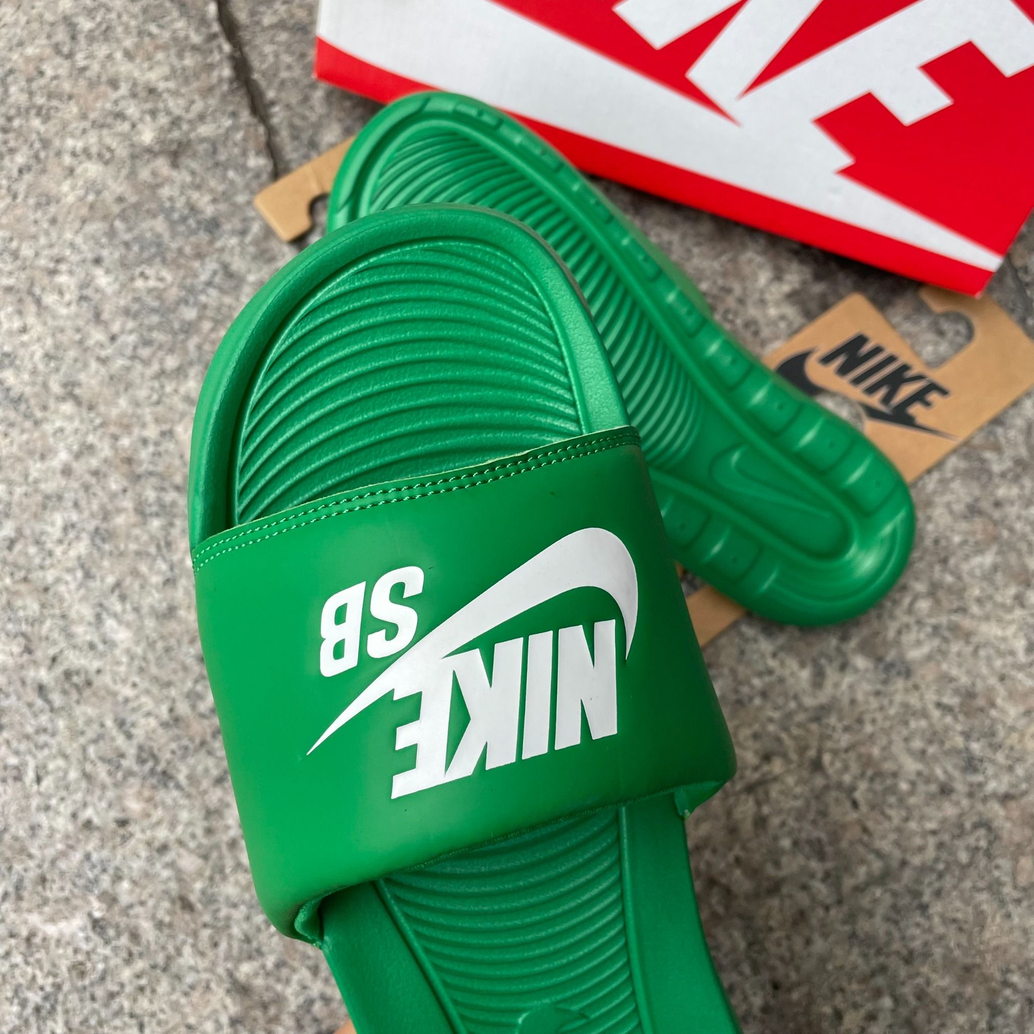 1680 - HÀNG CHÍNH HÃNG - DÉP NIKE SB VICTORI ONE LUCKY GREEN - CODE: DR2018-300