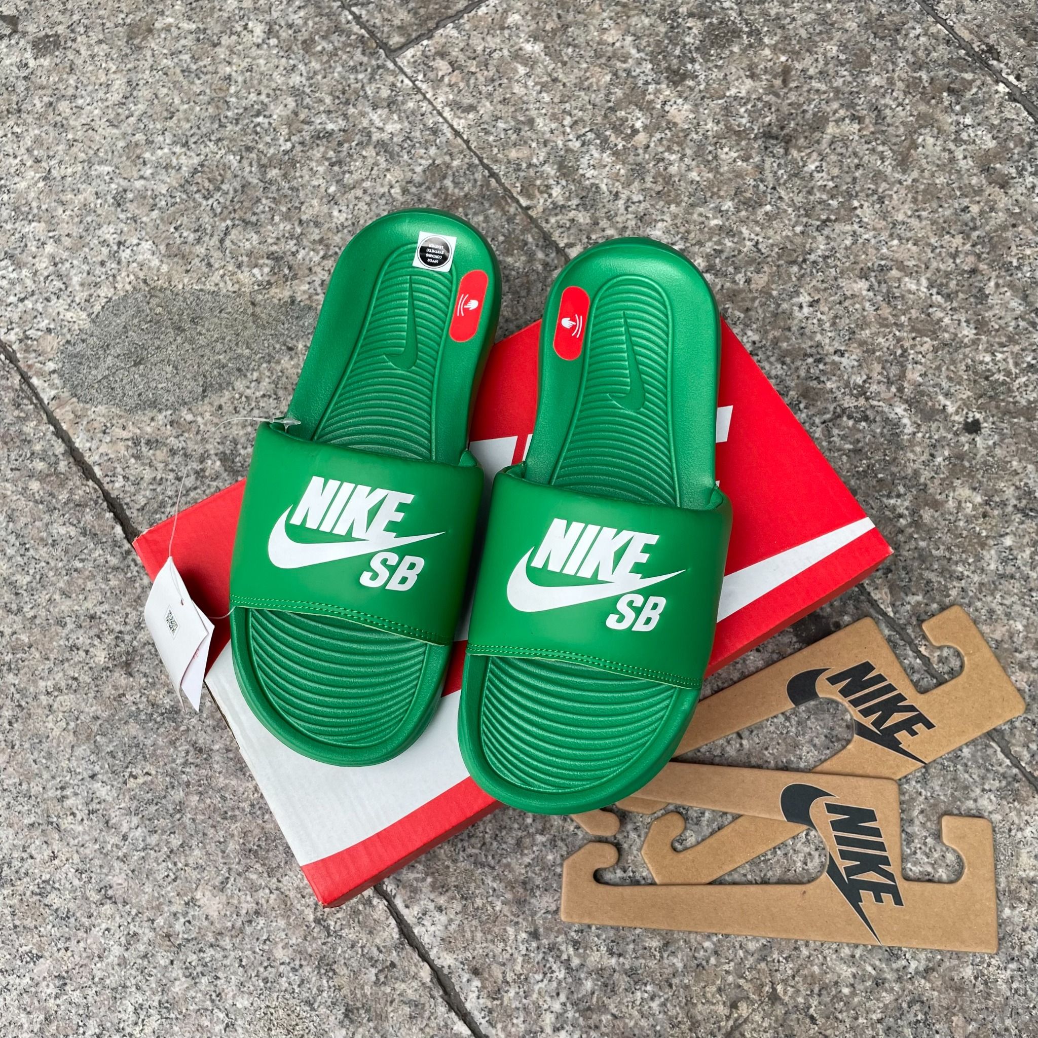  1680 - HÀNG CHÍNH HÃNG - DÉP NIKE SB VICTORI ONE LUCKY GREEN - CODE: DR2018-300 