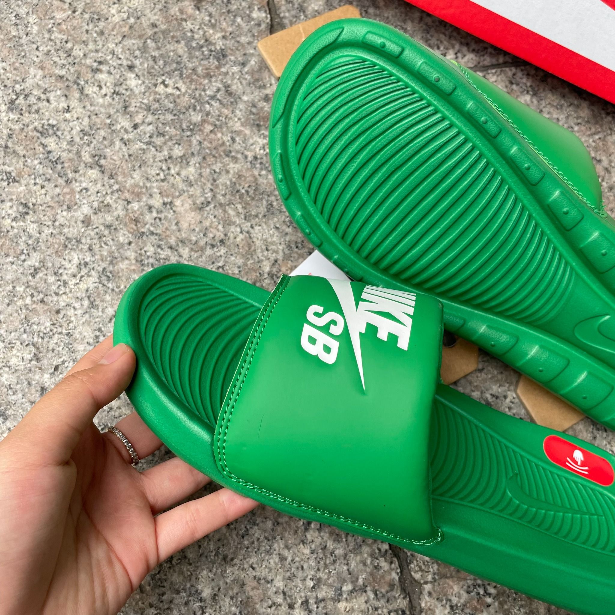  1680 - HÀNG CHÍNH HÃNG - DÉP NIKE SB VICTORI ONE LUCKY GREEN - CODE: DR2018-300 