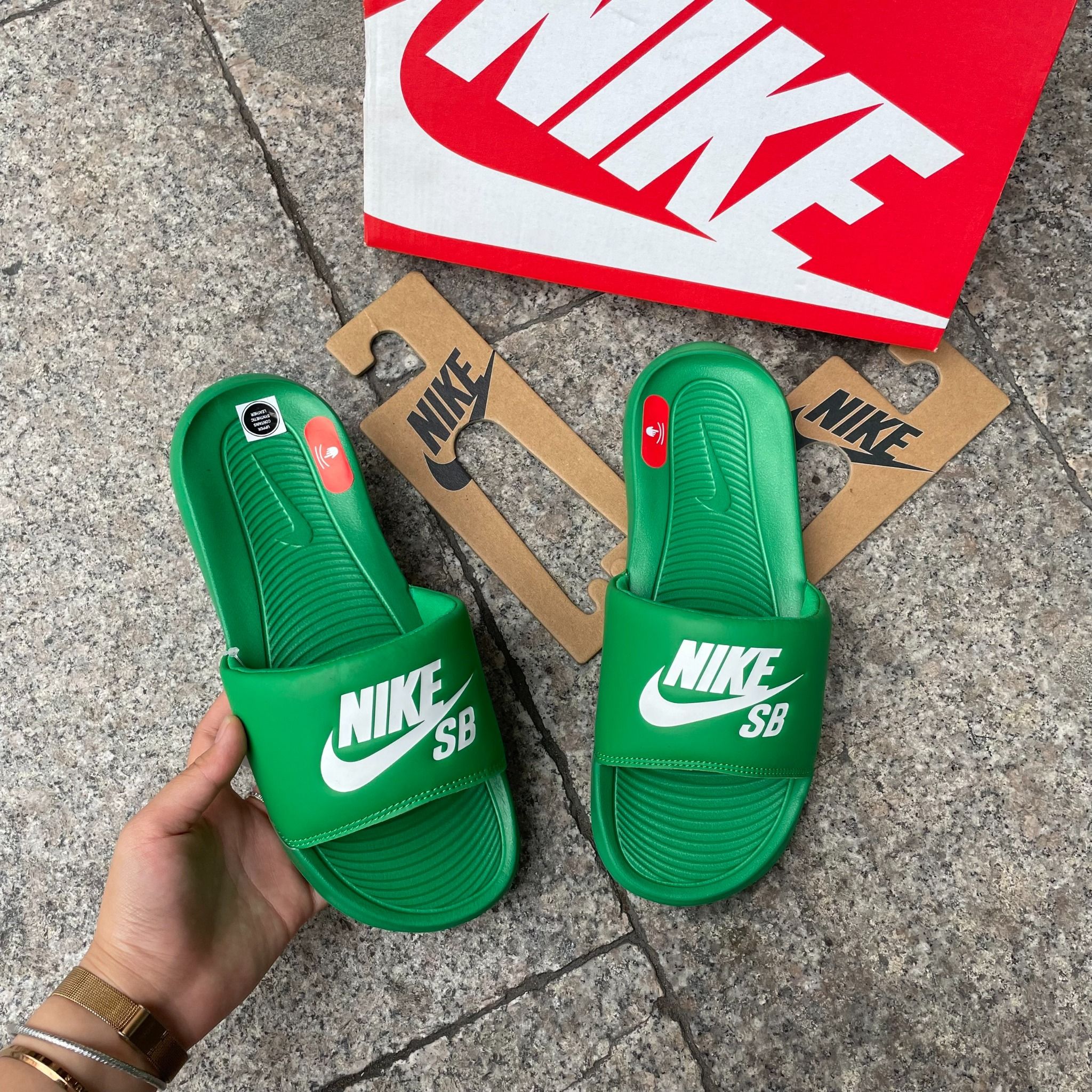  1680 - HÀNG CHÍNH HÃNG - DÉP NIKE SB VICTORI ONE LUCKY GREEN - CODE: DR2018-300 