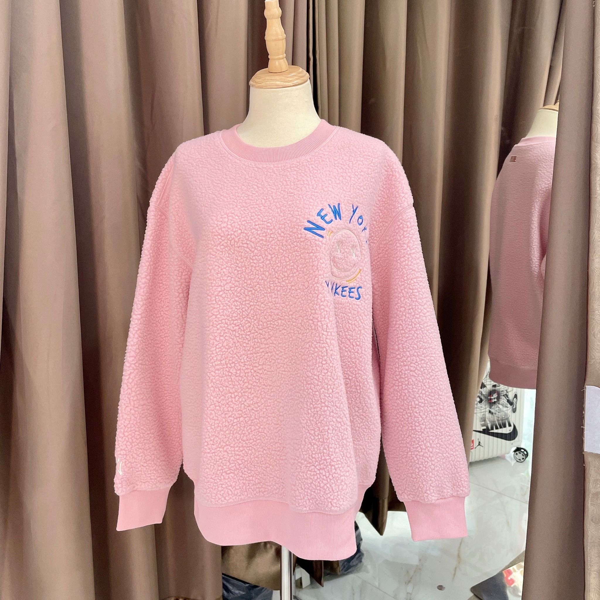1693 - HÀNG CHÍNH HÃNG - ÁO MLB LIKE SMILE FLEECE MEGA NY YANKEES - PINK - CODE: 3AMTF5516-50PKS
