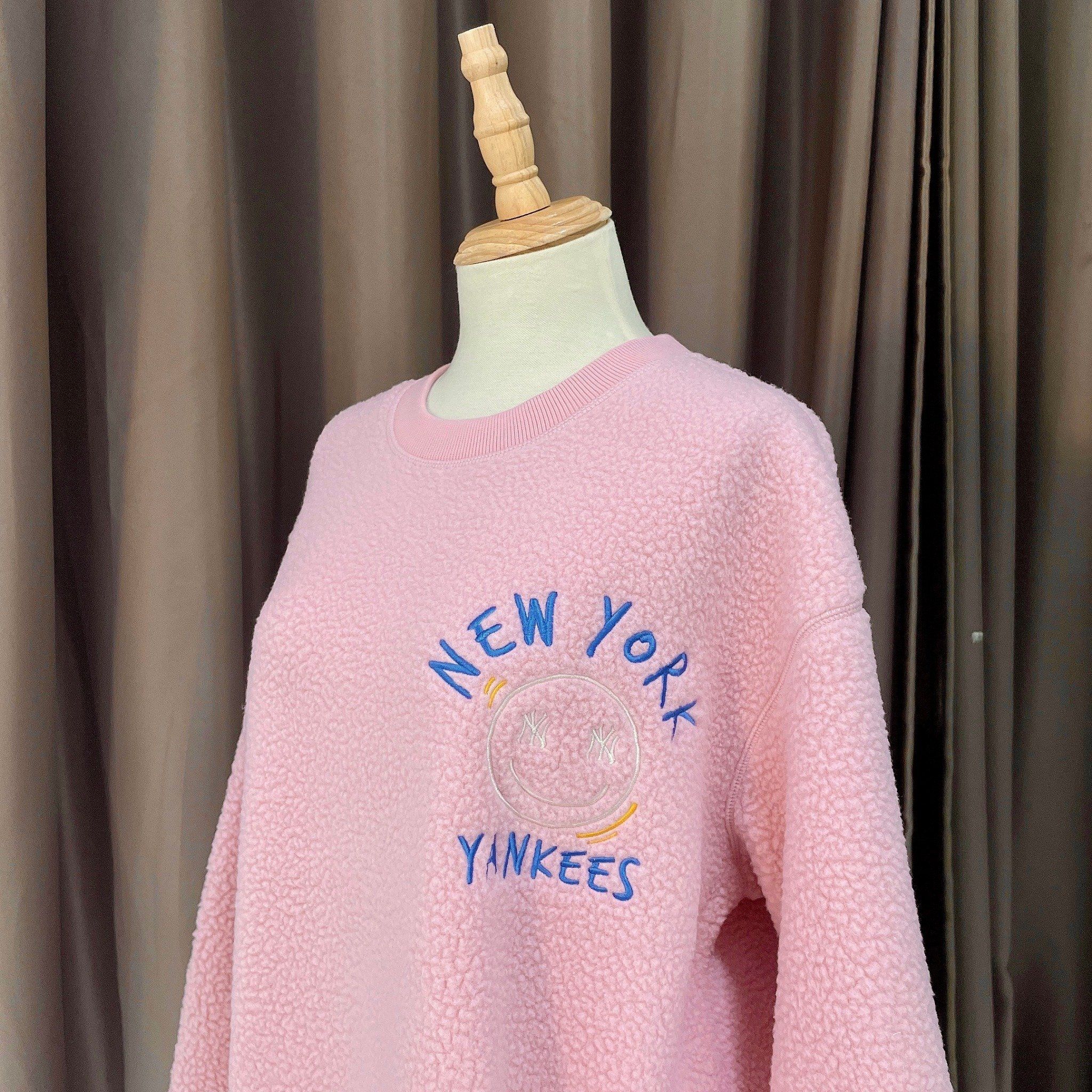 1693 - HÀNG CHÍNH HÃNG - ÁO MLB LIKE SMILE FLEECE MEGA NY YANKEES - PINK - CODE: 3AMTF5516-50PKS
