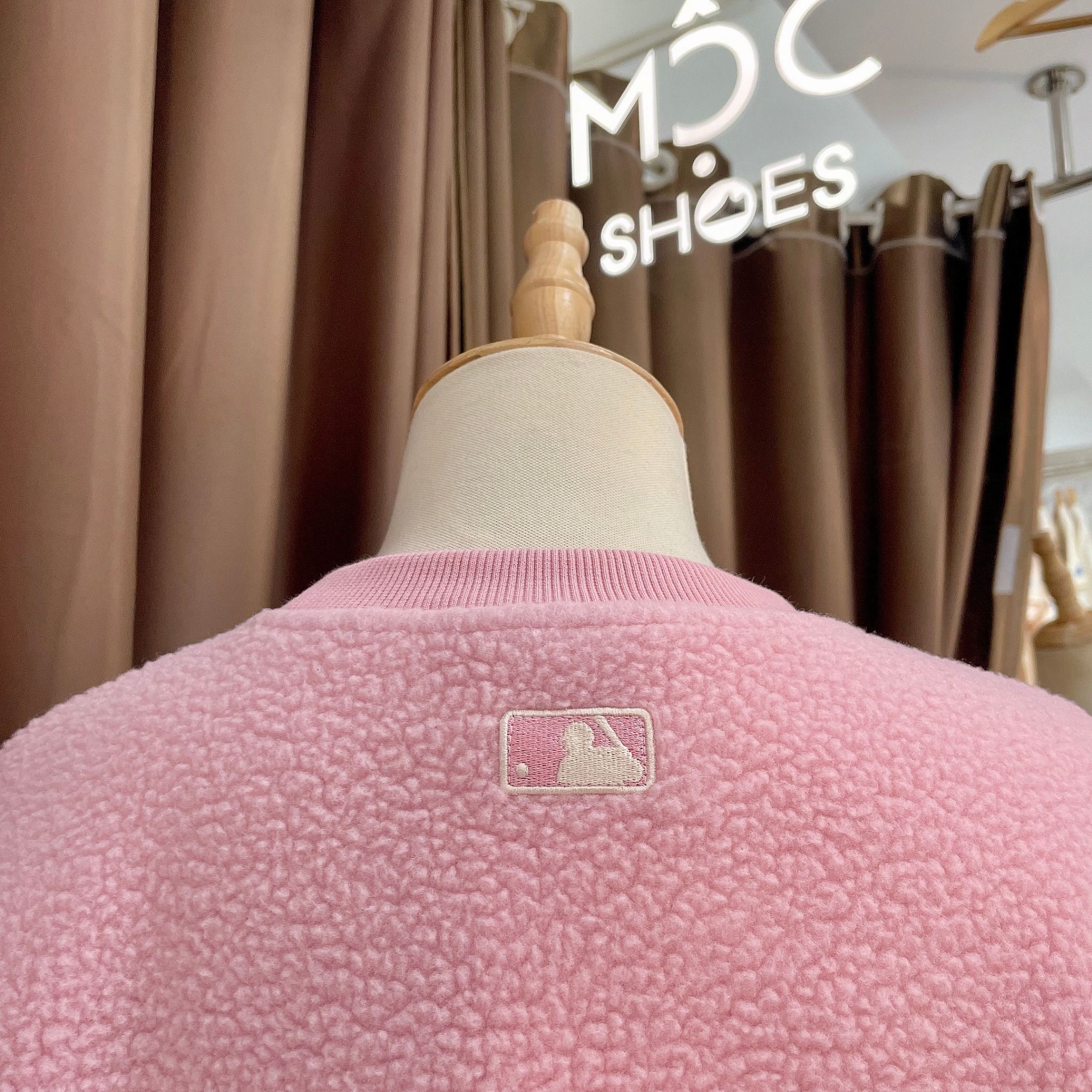1693 - HÀNG CHÍNH HÃNG - ÁO MLB LIKE SMILE FLEECE MEGA NY YANKEES - PINK - CODE: 3AMTF5516-50PKS