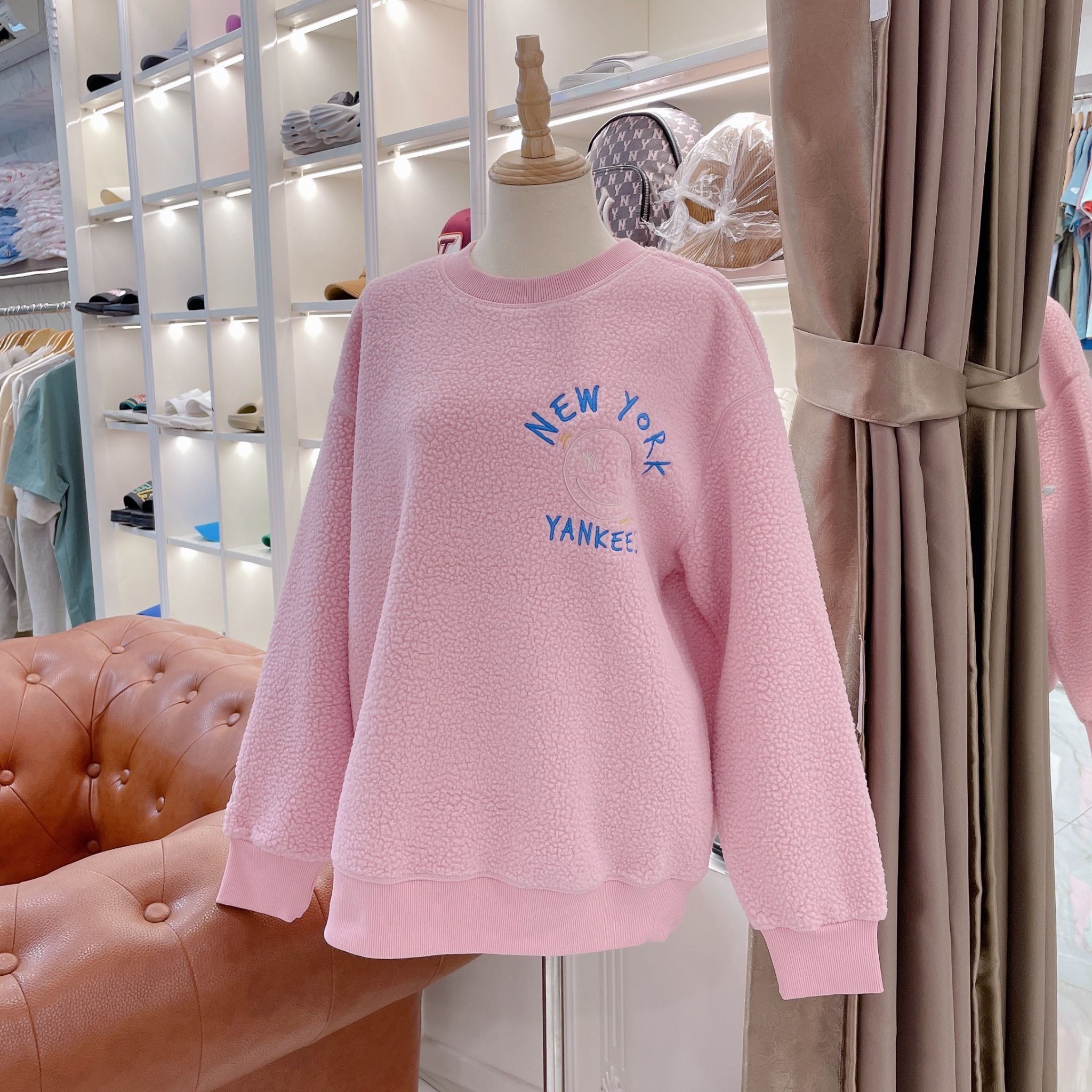 1693 - HÀNG CHÍNH HÃNG - ÁO MLB LIKE SMILE FLEECE MEGA NY YANKEES - PINK - CODE: 3AMTF5516-50PKS