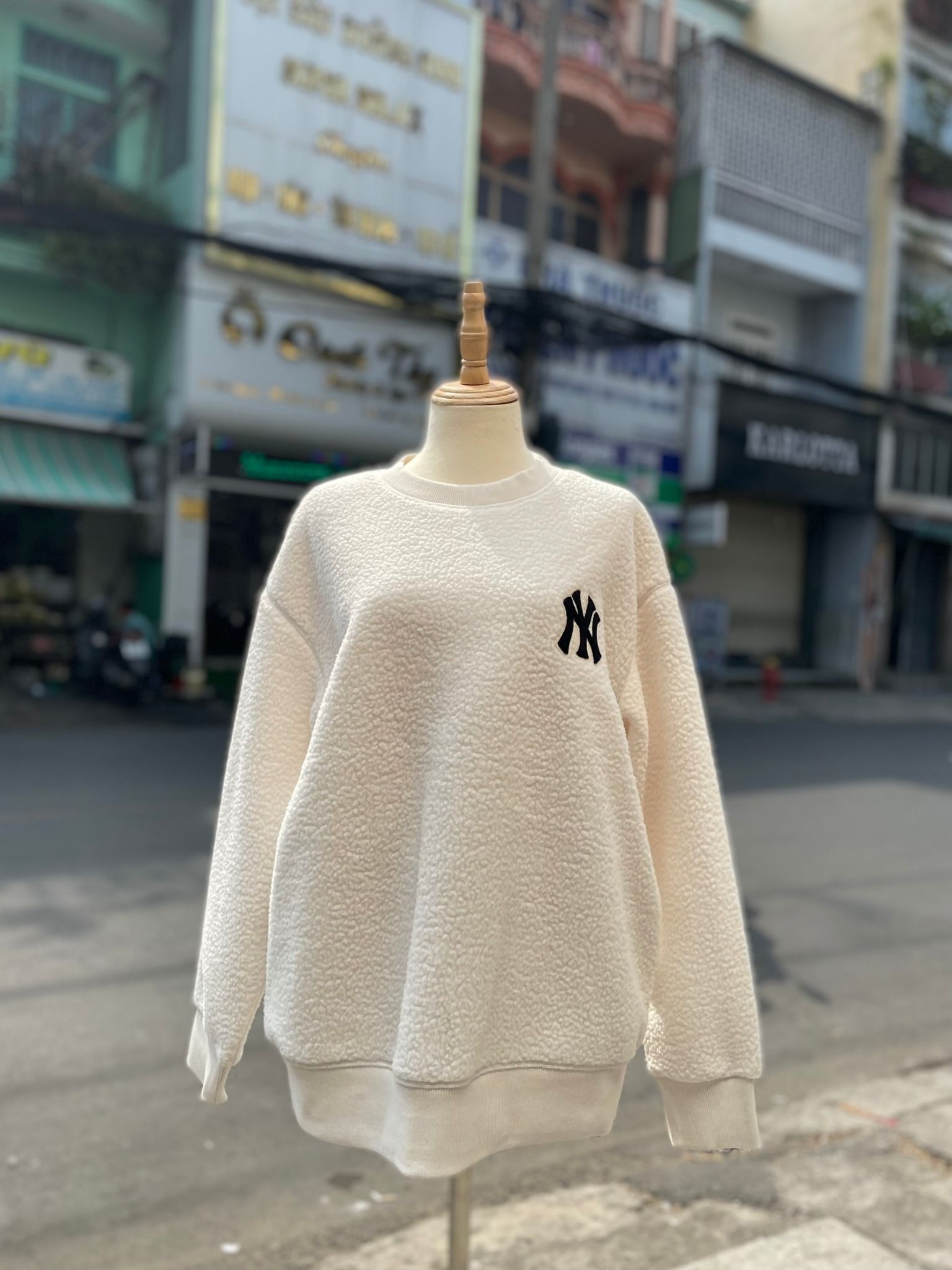 1701 - HÀNG CHÍNH HÃNG - ÁO SWEATER MLB LÔNG LOGO NY - WHITE - CODE: 3AMTEC616