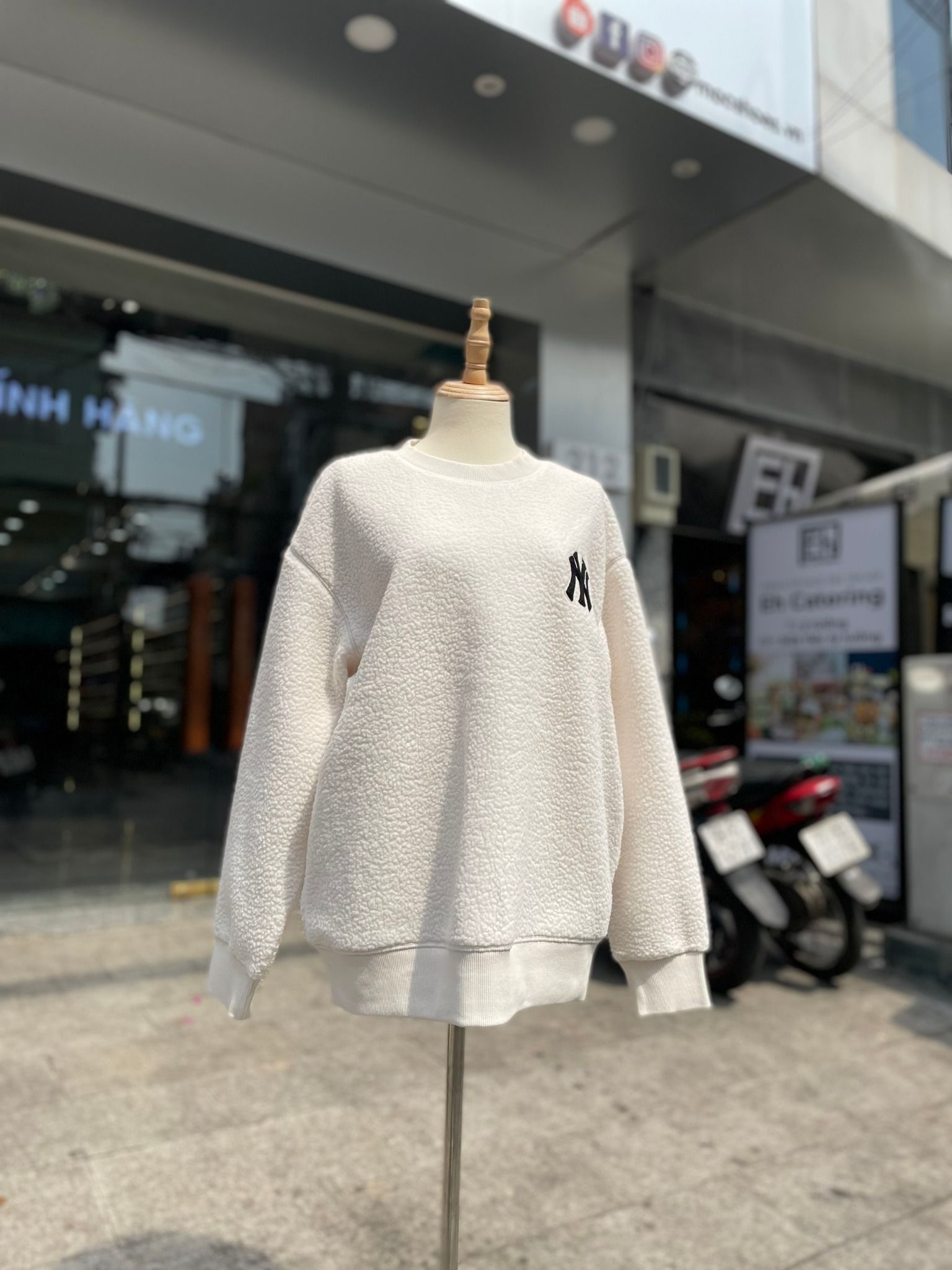 1701 - HÀNG CHÍNH HÃNG - ÁO SWEATER MLB LÔNG LOGO NY - WHITE - CODE: 3AMTEC616