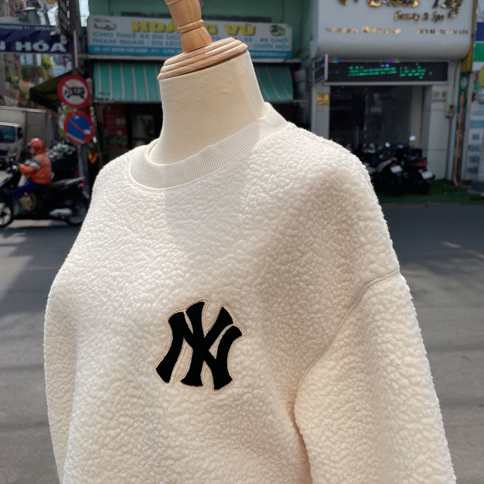 1701 - HÀNG CHÍNH HÃNG - ÁO SWEATER MLB LÔNG LOGO NY - WHITE - CODE: 3AMTEC616