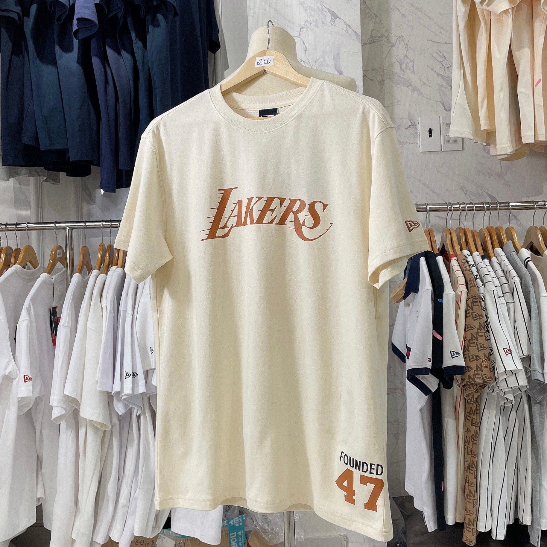  1703 - HÀNG CHÍNH HÃNG - ÁO THUN NEW ERA LAKERS - BEIGE/KEM - CODE: 13003261 