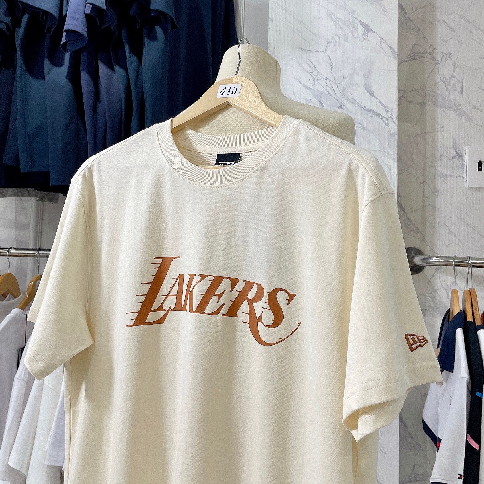  1703 - HÀNG CHÍNH HÃNG - ÁO THUN NEW ERA LAKERS - BEIGE/KEM - CODE: 13003261 