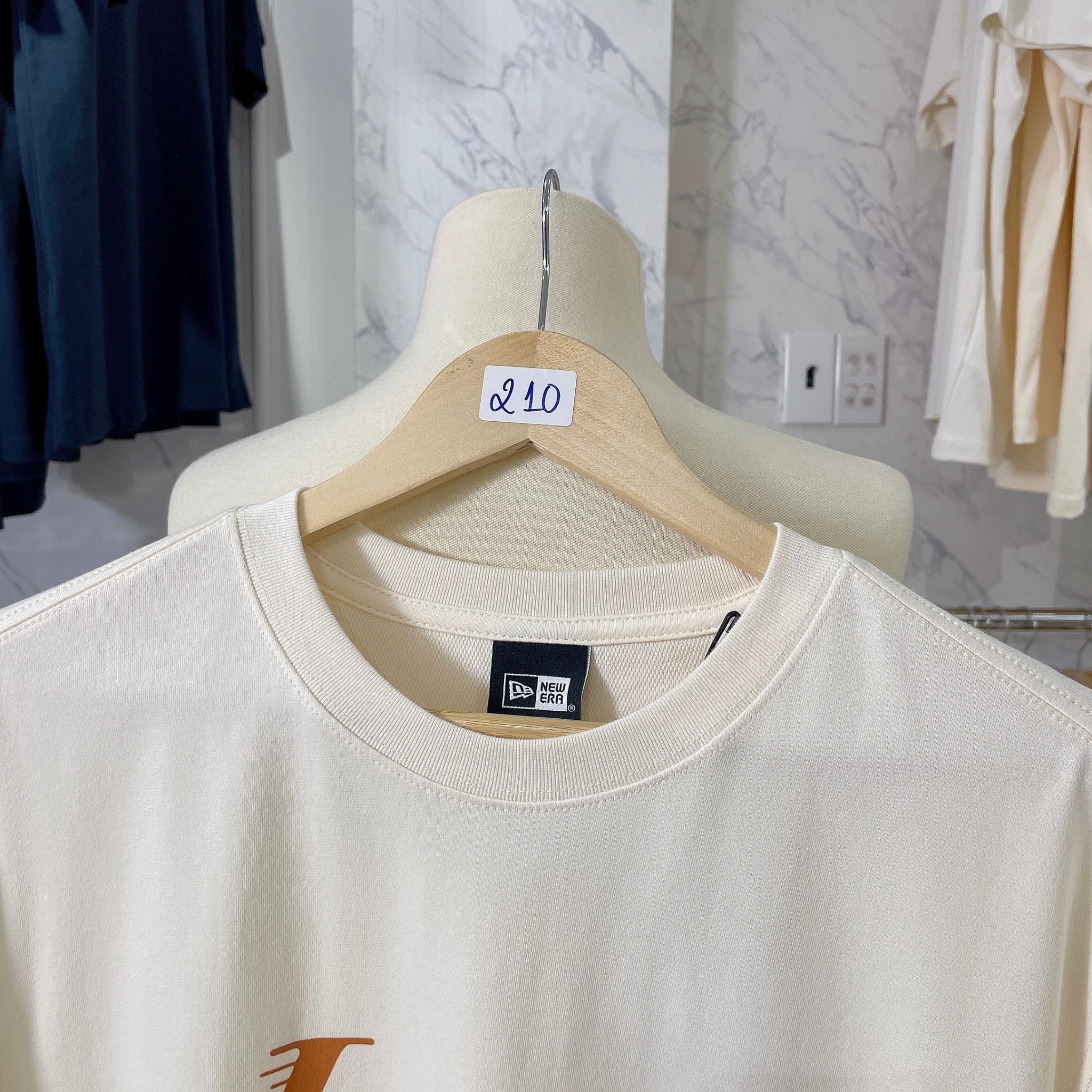 1703 - HÀNG CHÍNH HÃNG - ÁO THUN NEW ERA LAKERS - BEIGE/KEM - CODE: 13003261