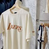  1703 - HÀNG CHÍNH HÃNG - ÁO THUN NEW ERA LAKERS - BEIGE/KEM - CODE: 13003261 