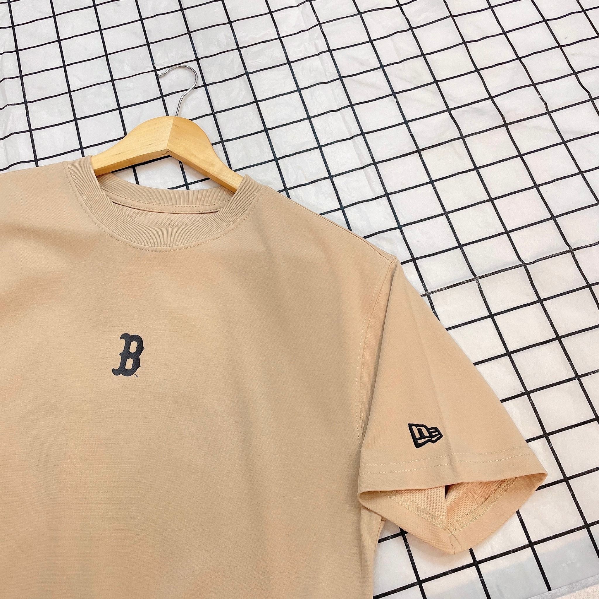 1704 - HÀNG CHÍNH HÃNG - ÁO THUN NEW ERA - BOSTON CHẠY NGANG - BROWN/NÂU - CODE: 12354973