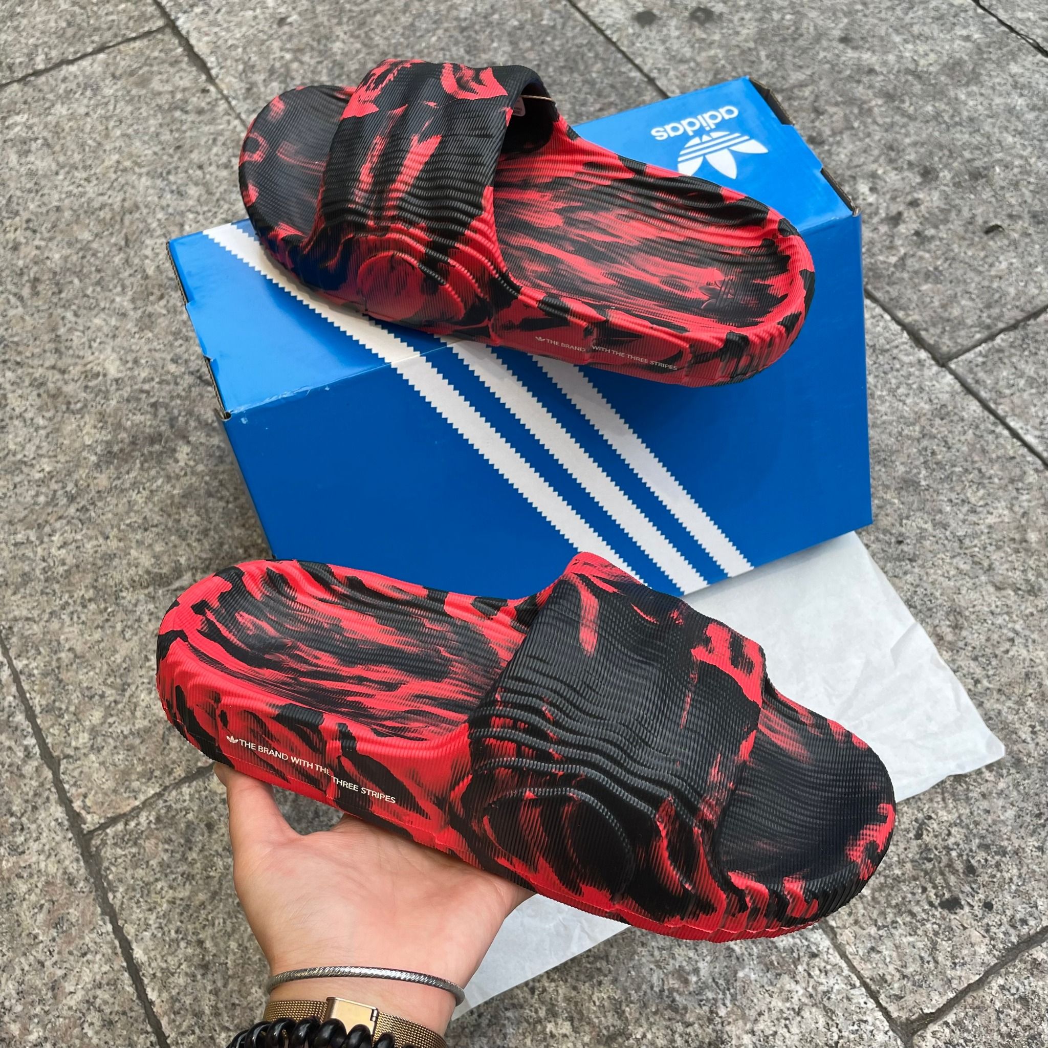  1707 - HÀNG CHÍNH HÃNG - DÉP ADIDAS 22 -  ‘ Loang Đỏ Đô - Black Right Red ’ - CODE: ID7808 