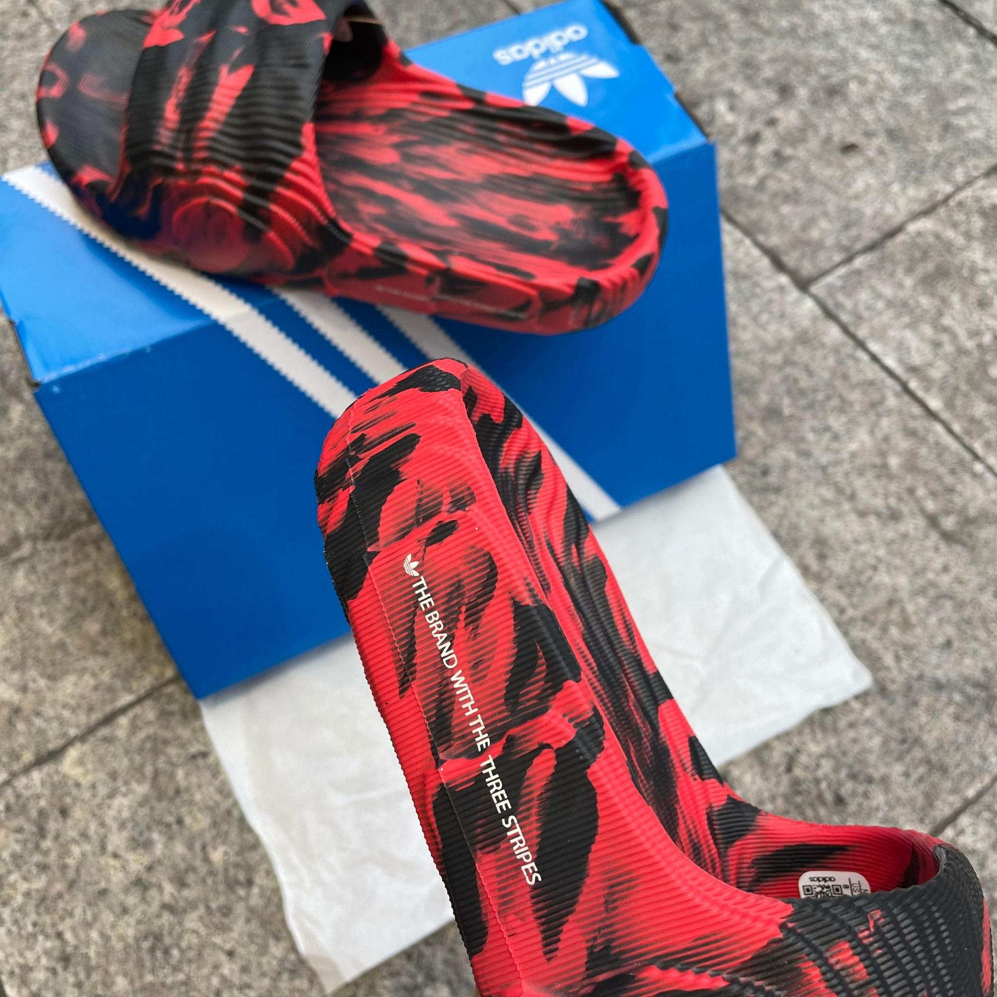  1707 - HÀNG CHÍNH HÃNG - DÉP ADIDAS 22 -  ‘ Loang Đỏ Đô - Black Right Red ’ - CODE: ID7808 