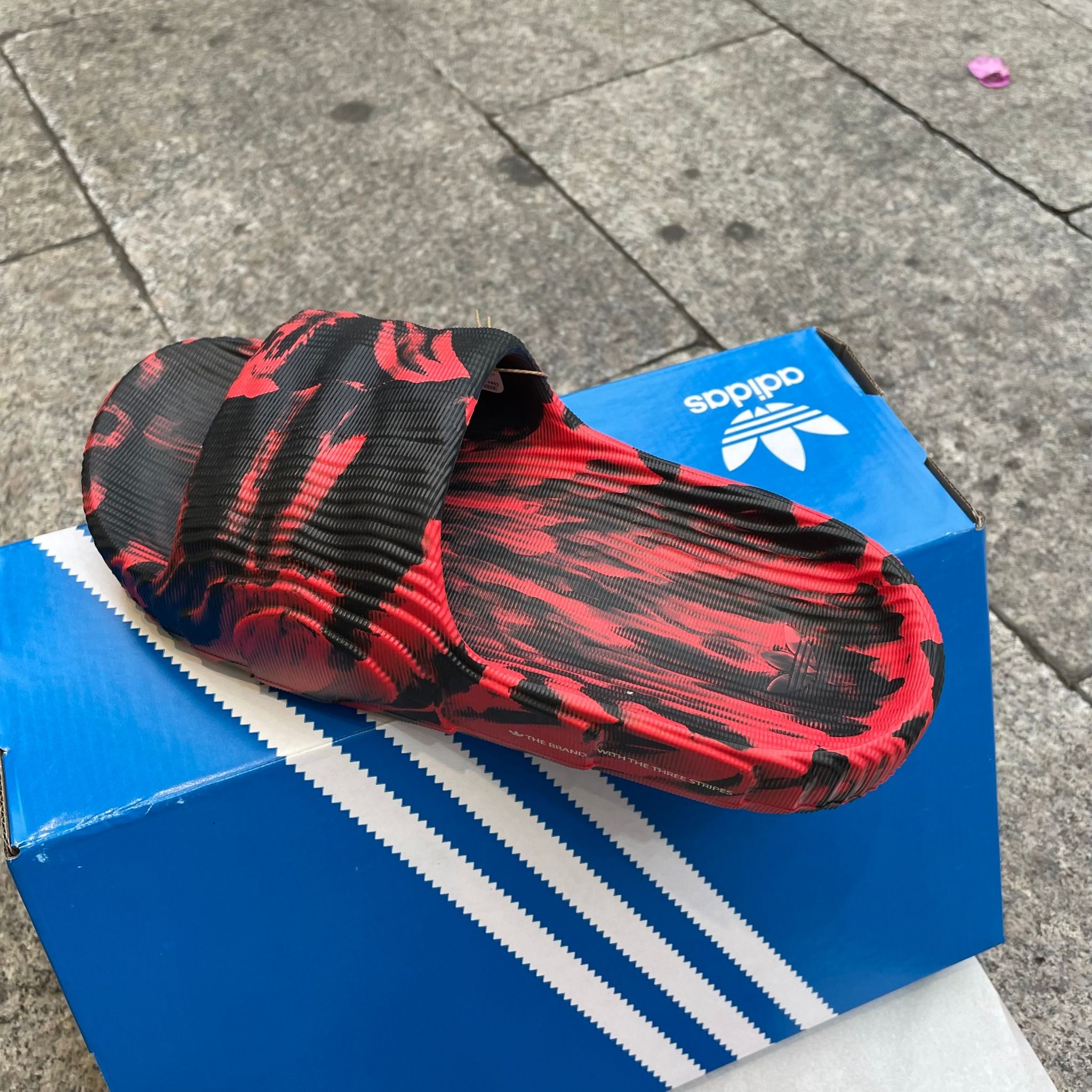  1707 - HÀNG CHÍNH HÃNG - DÉP ADIDAS 22 -  ‘ Loang Đỏ Đô - Black Right Red ’ - CODE: ID7808 