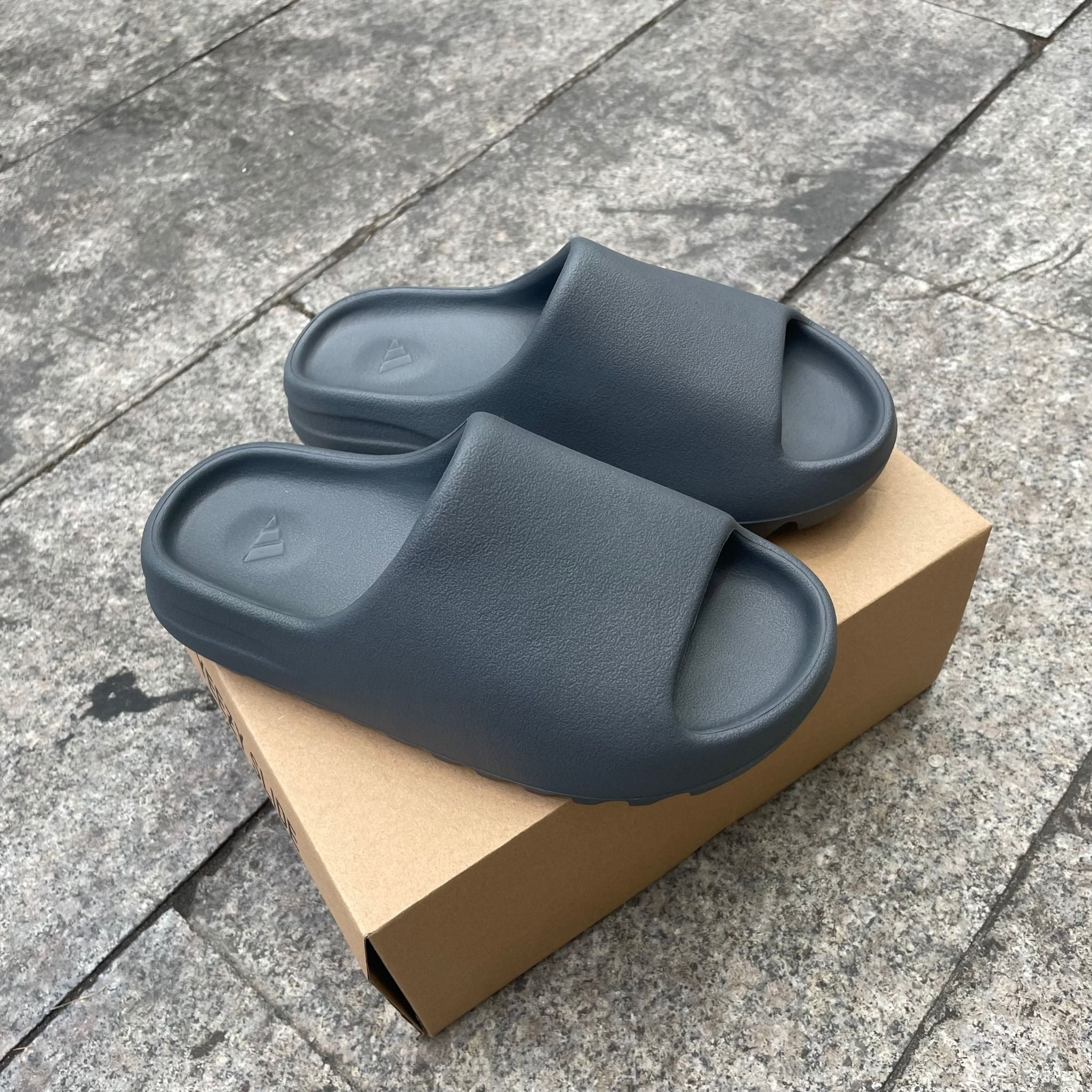 1696 - HÀNG CHÍNH HÃNG - DÉP YEEZY SLIDE GRANITE - XÁM ĐEN - CODE : ID4132