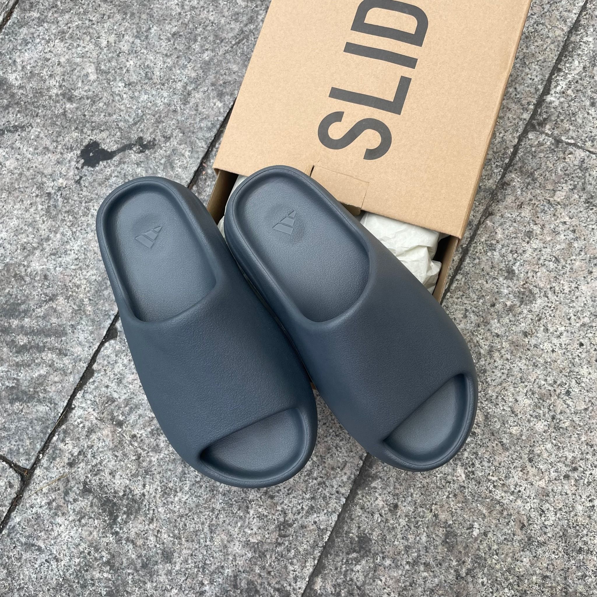 1696 - HÀNG CHÍNH HÃNG - DÉP YEEZY SLIDE GRANITE - XÁM ĐEN - CODE : ID4132