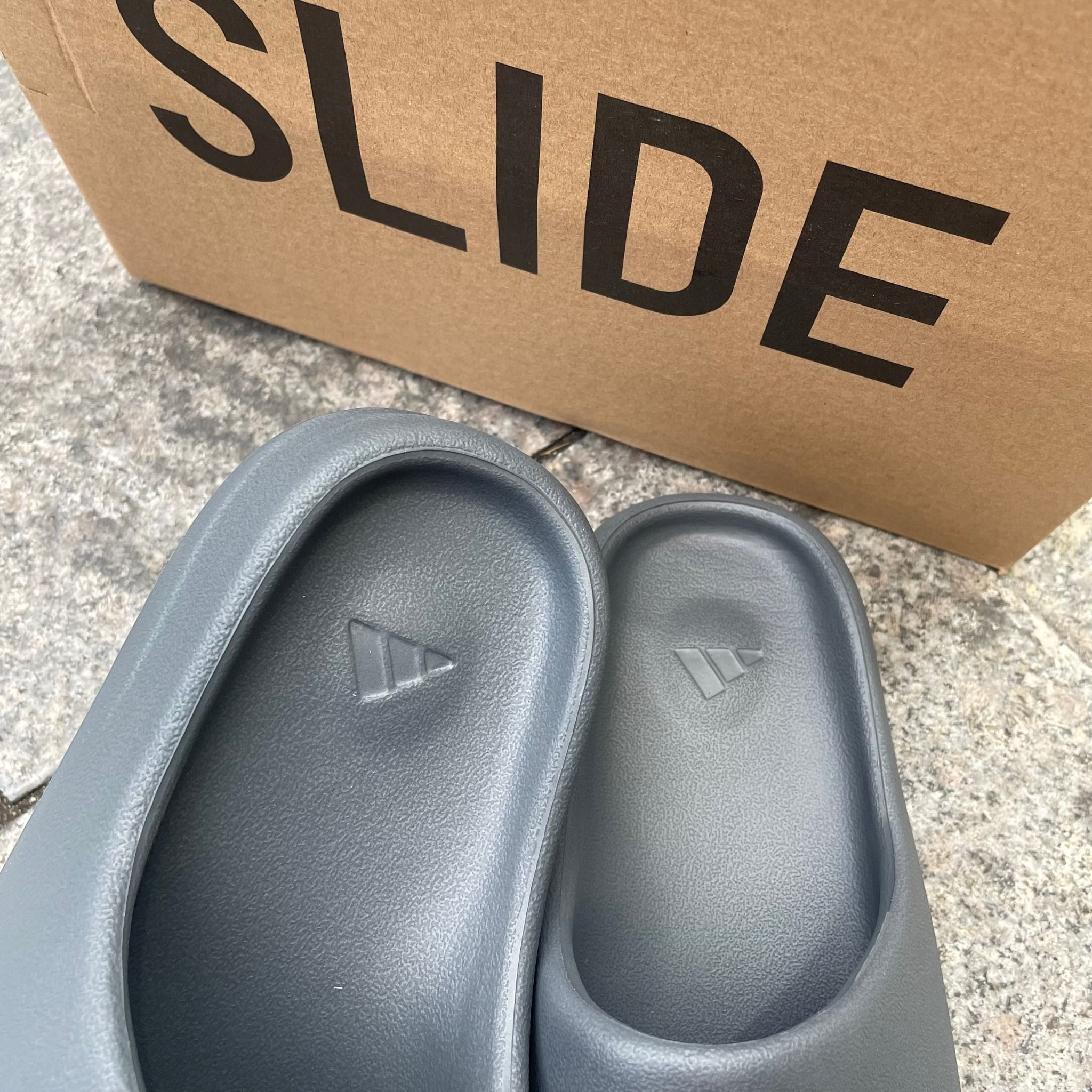 1696 - HÀNG CHÍNH HÃNG - DÉP YEEZY SLIDE GRANITE - XÁM ĐEN - CODE : ID4132