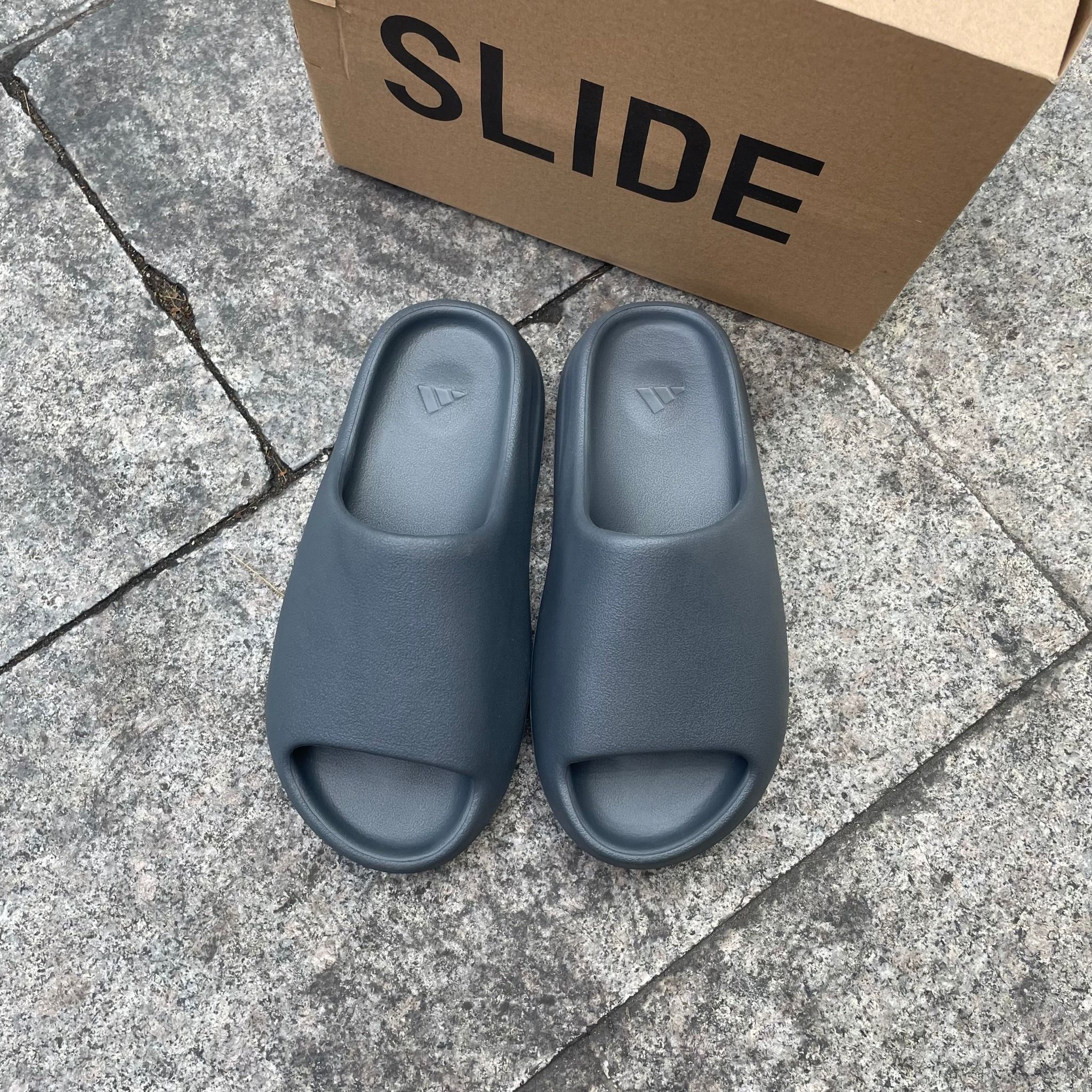 1696 - HÀNG CHÍNH HÃNG - DÉP YEEZY SLIDE GRANITE - XÁM ĐEN - CODE : ID4132