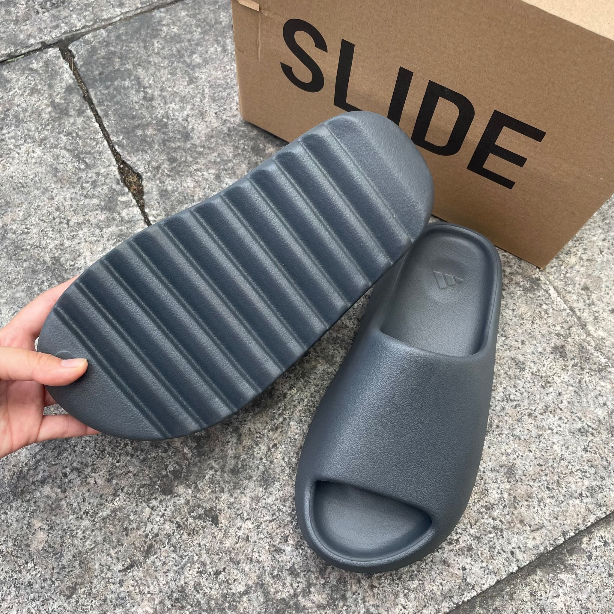 1696 - HÀNG CHÍNH HÃNG - DÉP YEEZY SLIDE GRANITE - XÁM ĐEN - CODE : ID4132