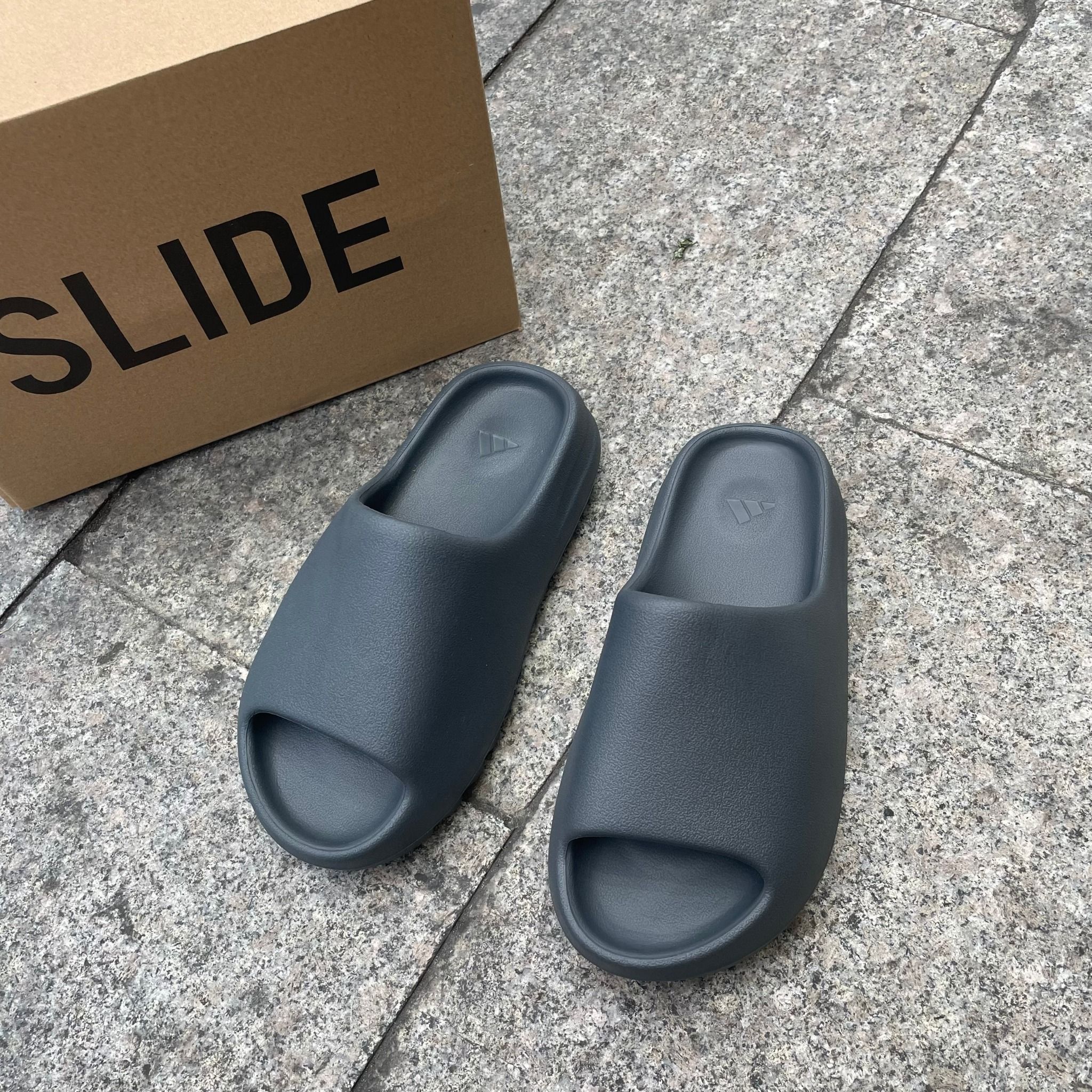 1696 - HÀNG CHÍNH HÃNG - DÉP YEEZY SLIDE GRANITE - XÁM ĐEN - CODE : ID4132