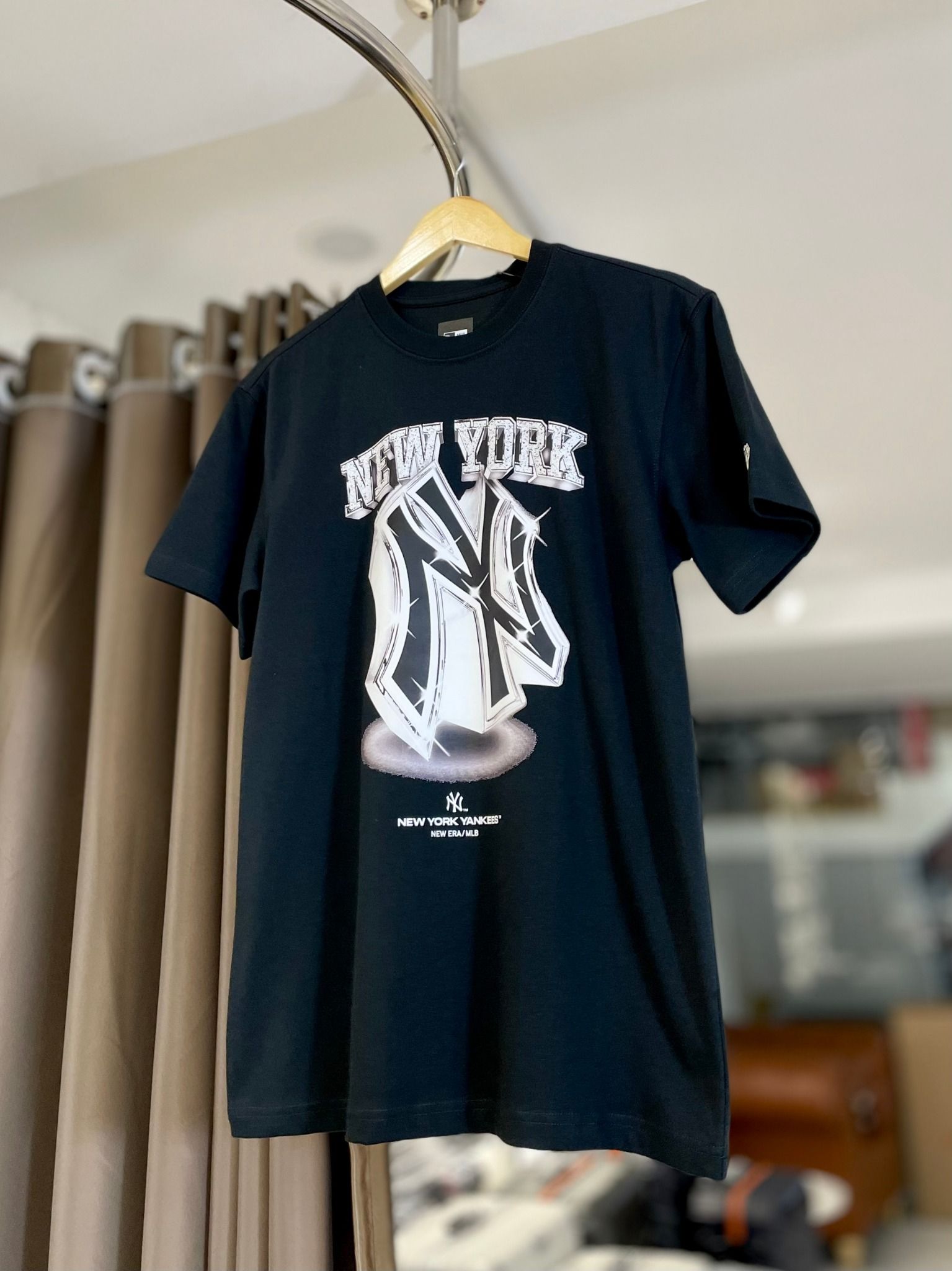 1635 - HÀNG CHÍNH HÃNG - ÁO THUN NEW ERA - NEW YORK LẤP LÁNH - ĐEN - CODE: 13774239