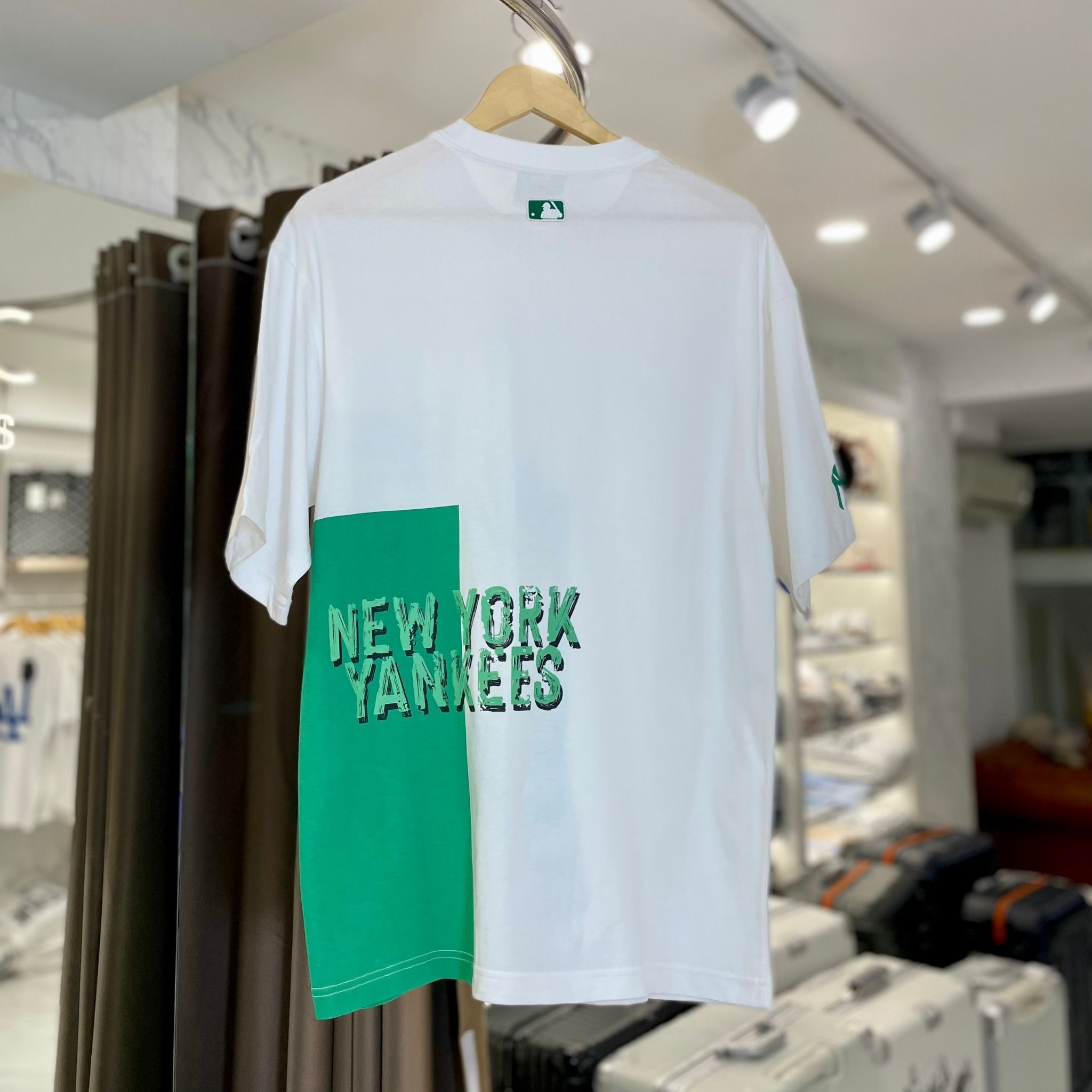 1709 - HÀNG CHÍNH HÃNG - ÁO THUN MLB - NY Pop Art Graphic- TRẮNG - CODE: 3ATSL0433