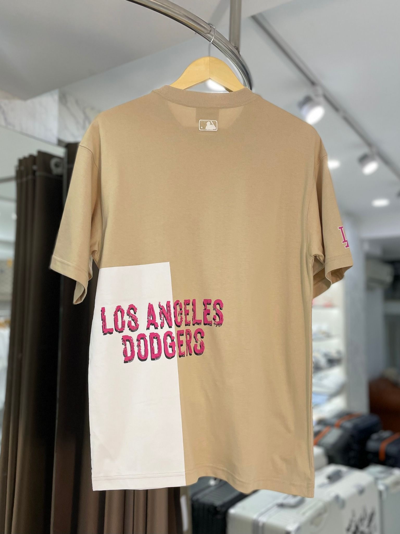1712 - HÀNG CHÍNH HÃNG - ÁO THUN MLB - LA Pop Art Graphic - BE - CODE: 3ATSL0433-07SAL